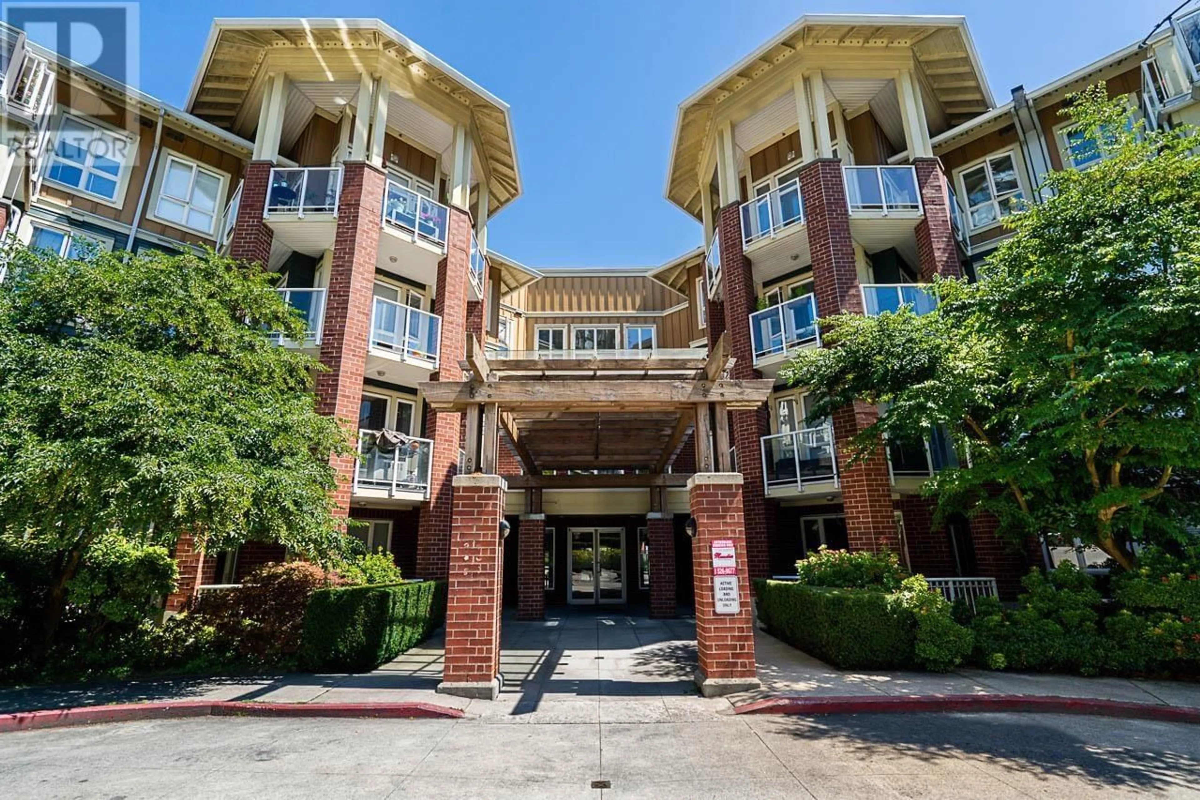 Indoor foyer for 412 - 14 ROYAL AVENUE, New Westminster British Columbia V3L5W5