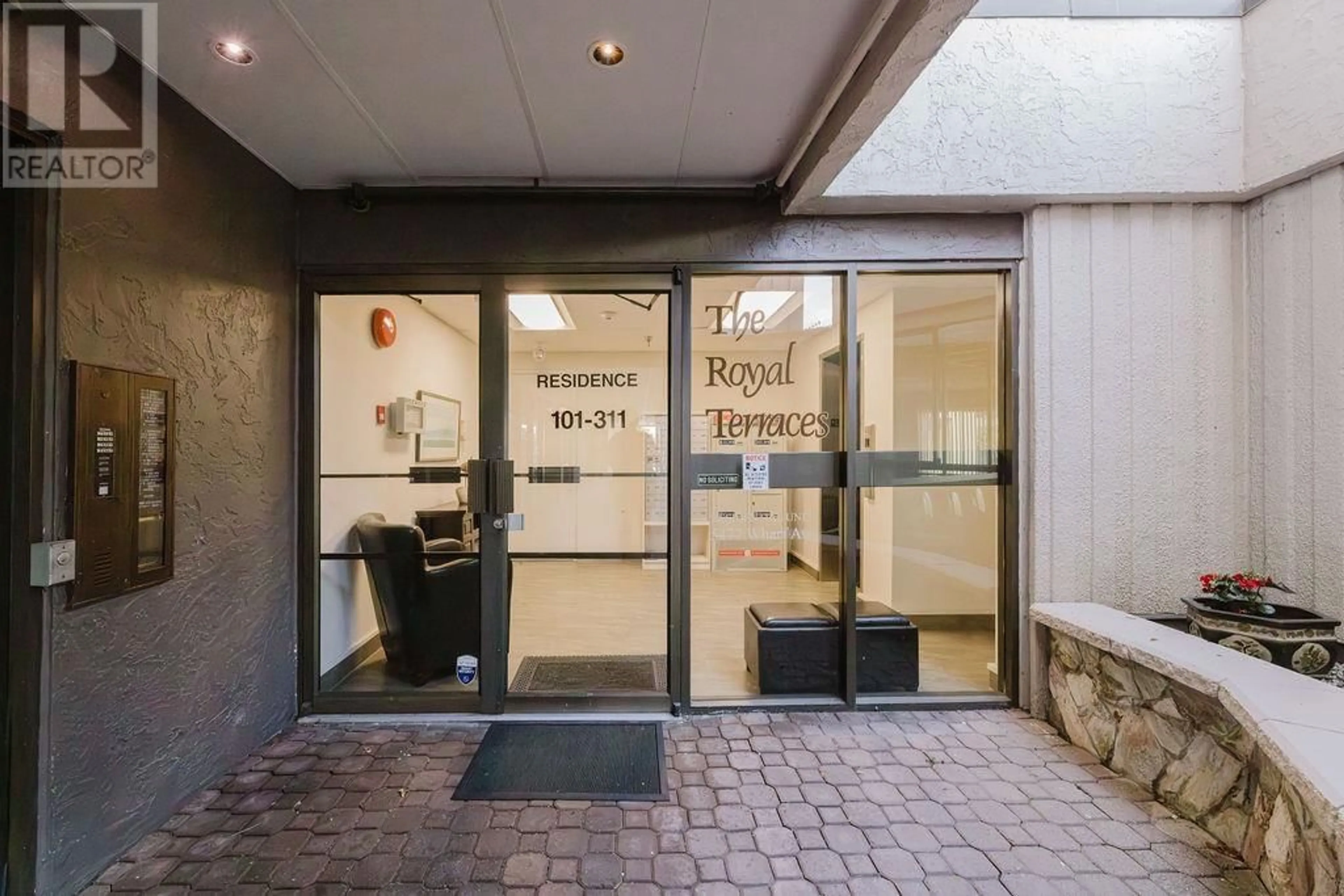 Indoor foyer for 301 - 5477 WHARF AVENUE, Sechelt British Columbia V7Z0H5