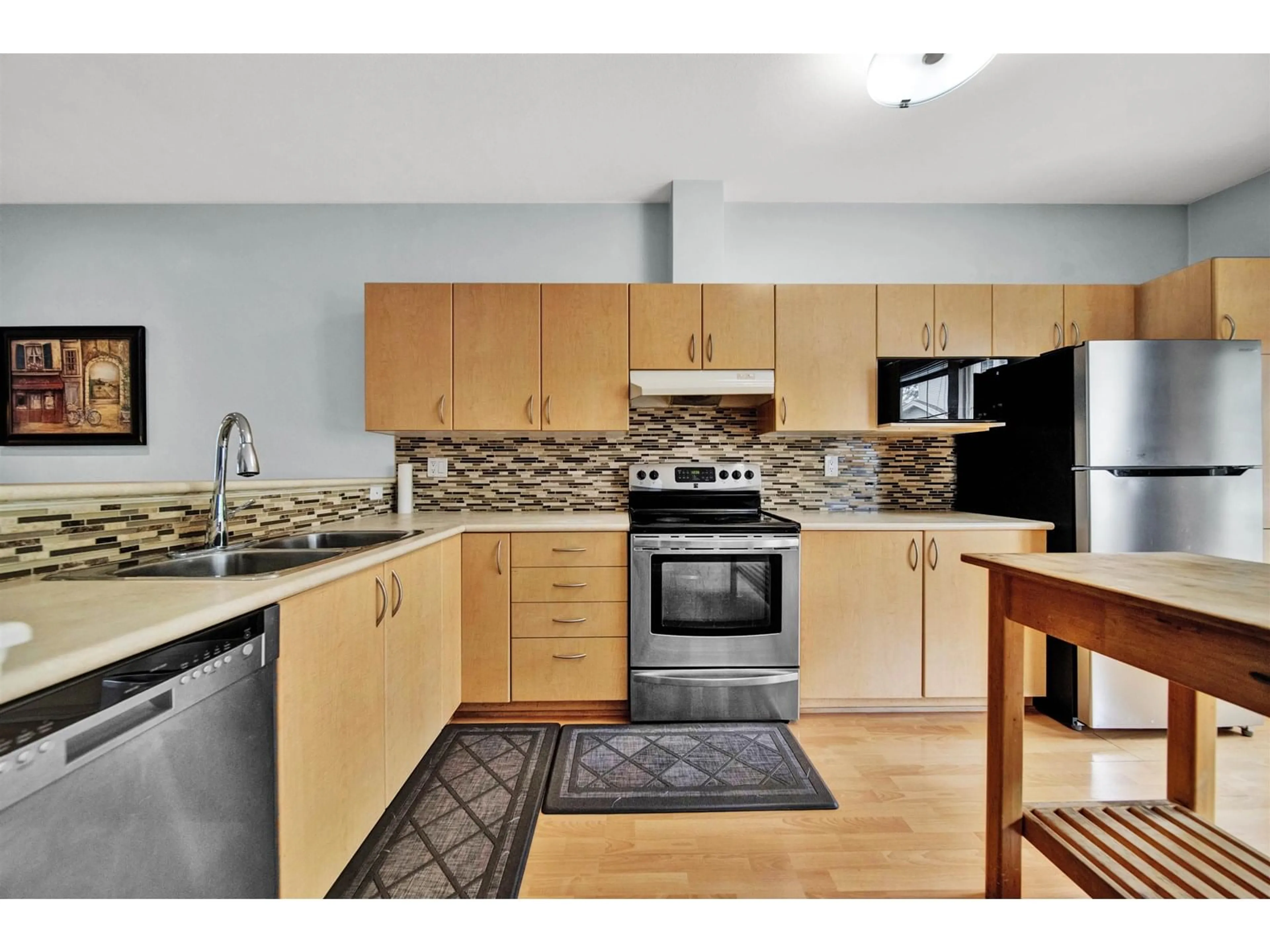 Standard kitchen, unknown for 7 - 14952 58, Surrey British Columbia V3S9J2