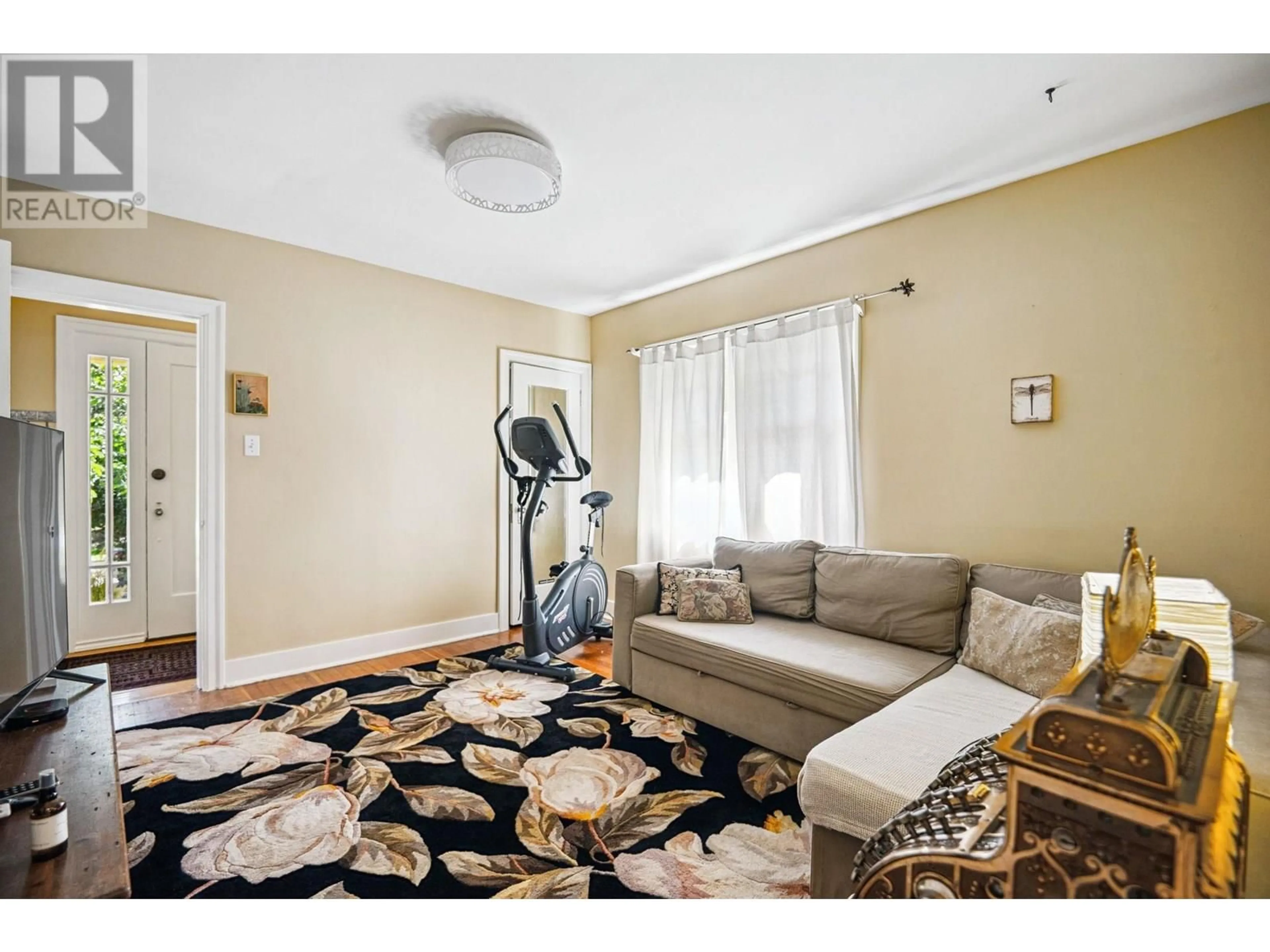 Living room with furniture, carpet floor for 4533 8TH AVENUE, Vancouver British Columbia V6R2A4