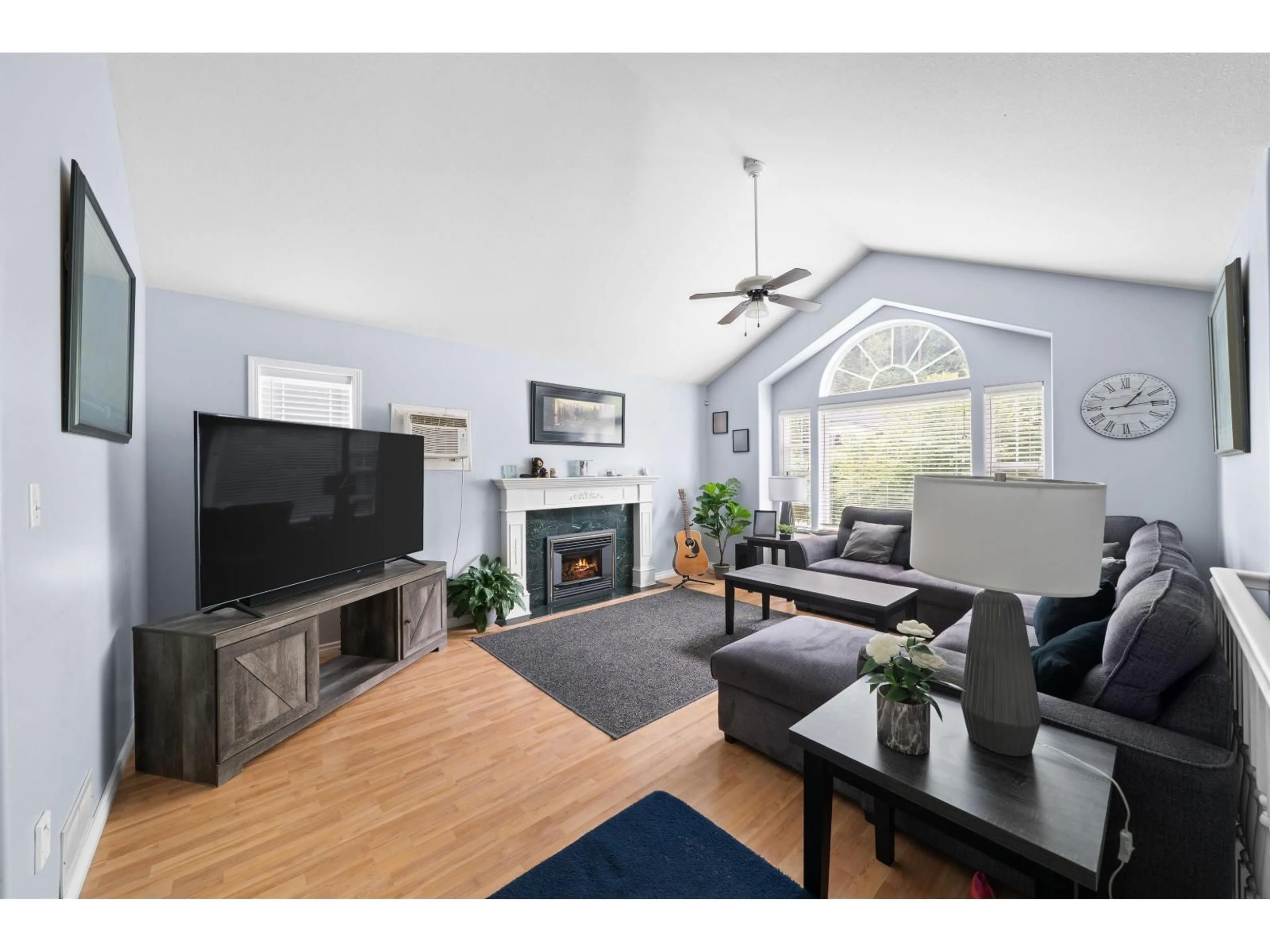 Living room with furniture, wood/laminate floor for 275 FORREST CRESCENT, Hope British Columbia V0X1L4
