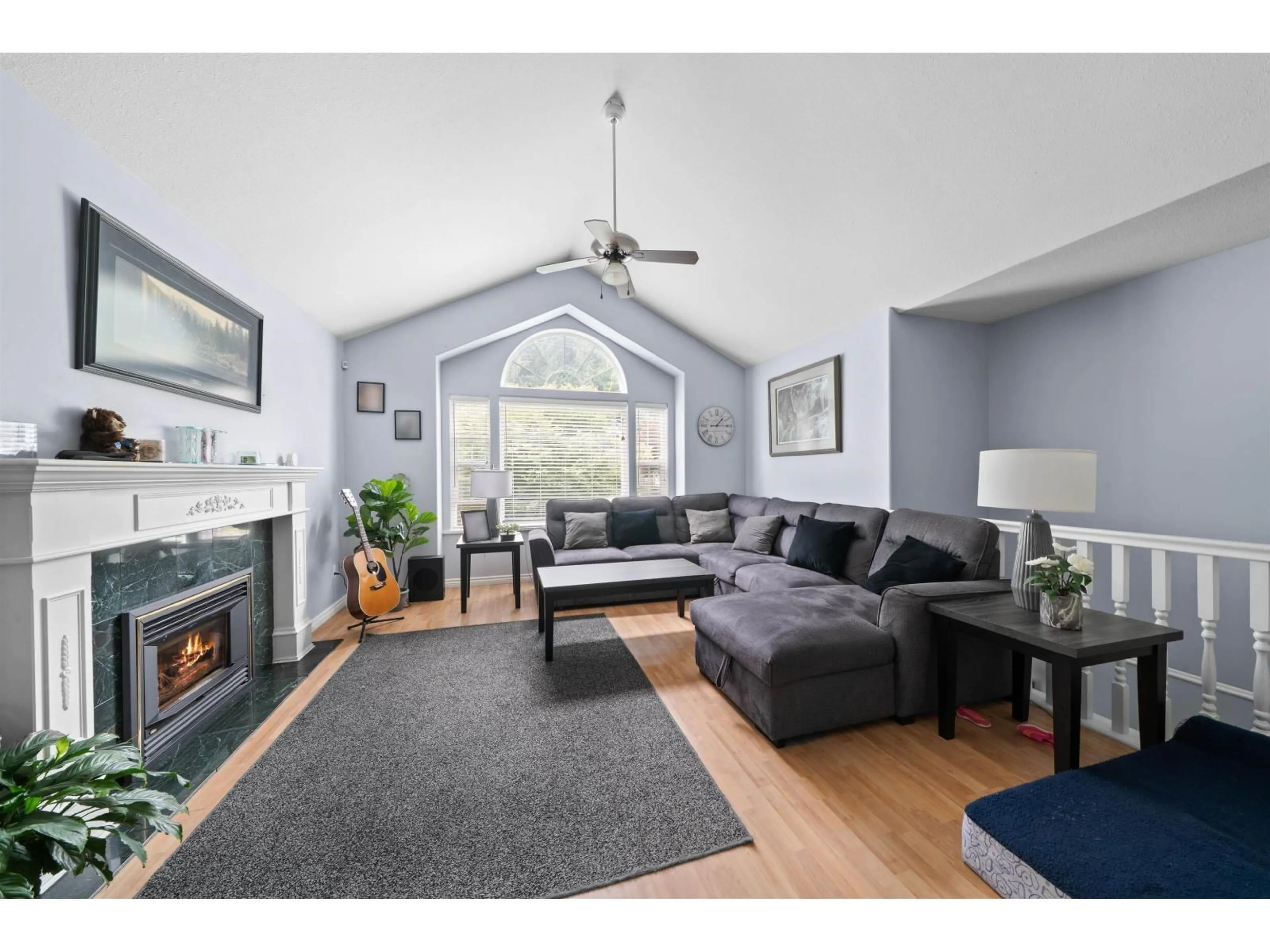 Living room with furniture, unknown for 275 FORREST CRESCENT, Hope British Columbia V0X1L4