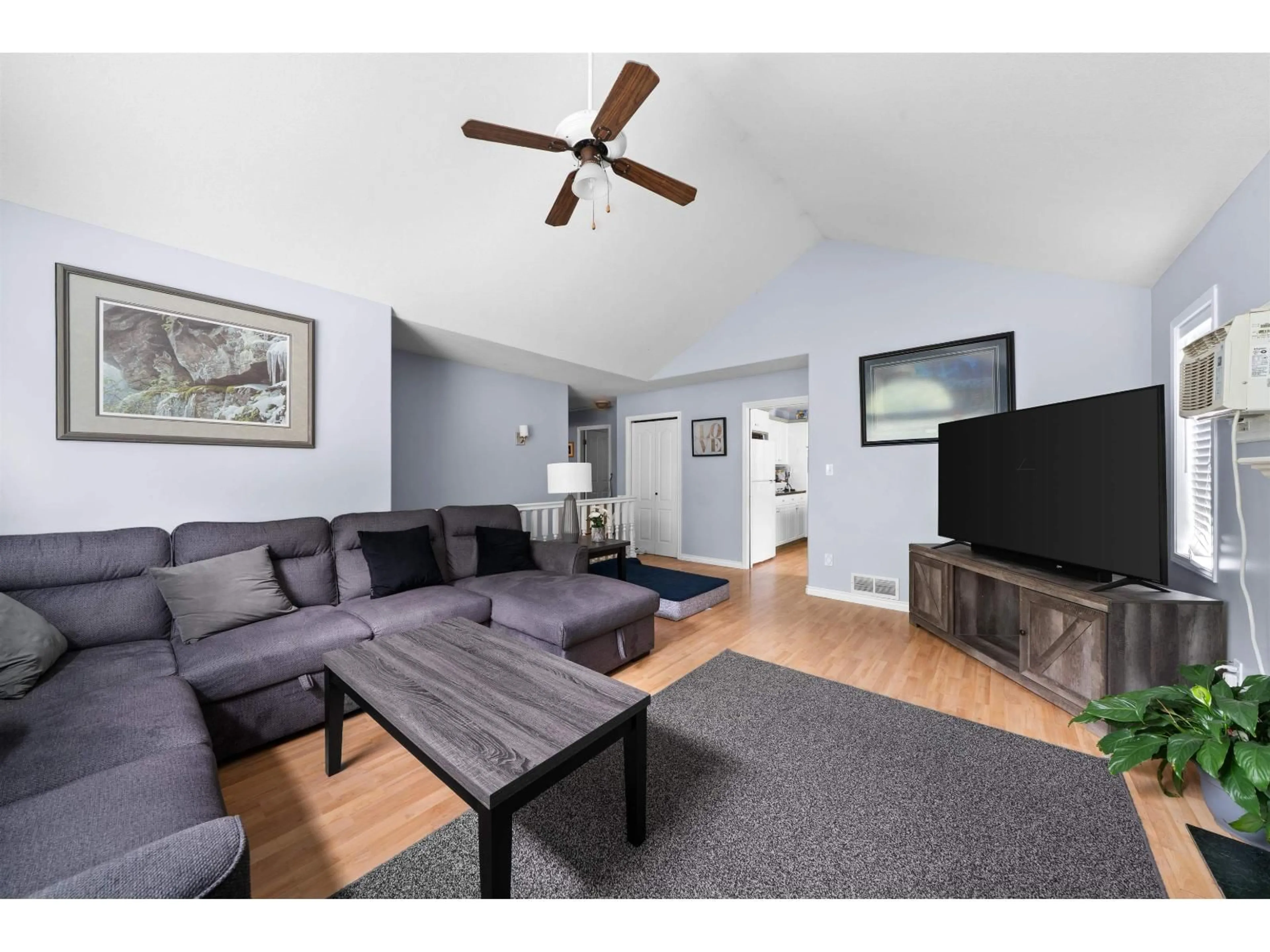 Living room with furniture, wood/laminate floor for 275 FORREST CRESCENT, Hope British Columbia V0X1L4
