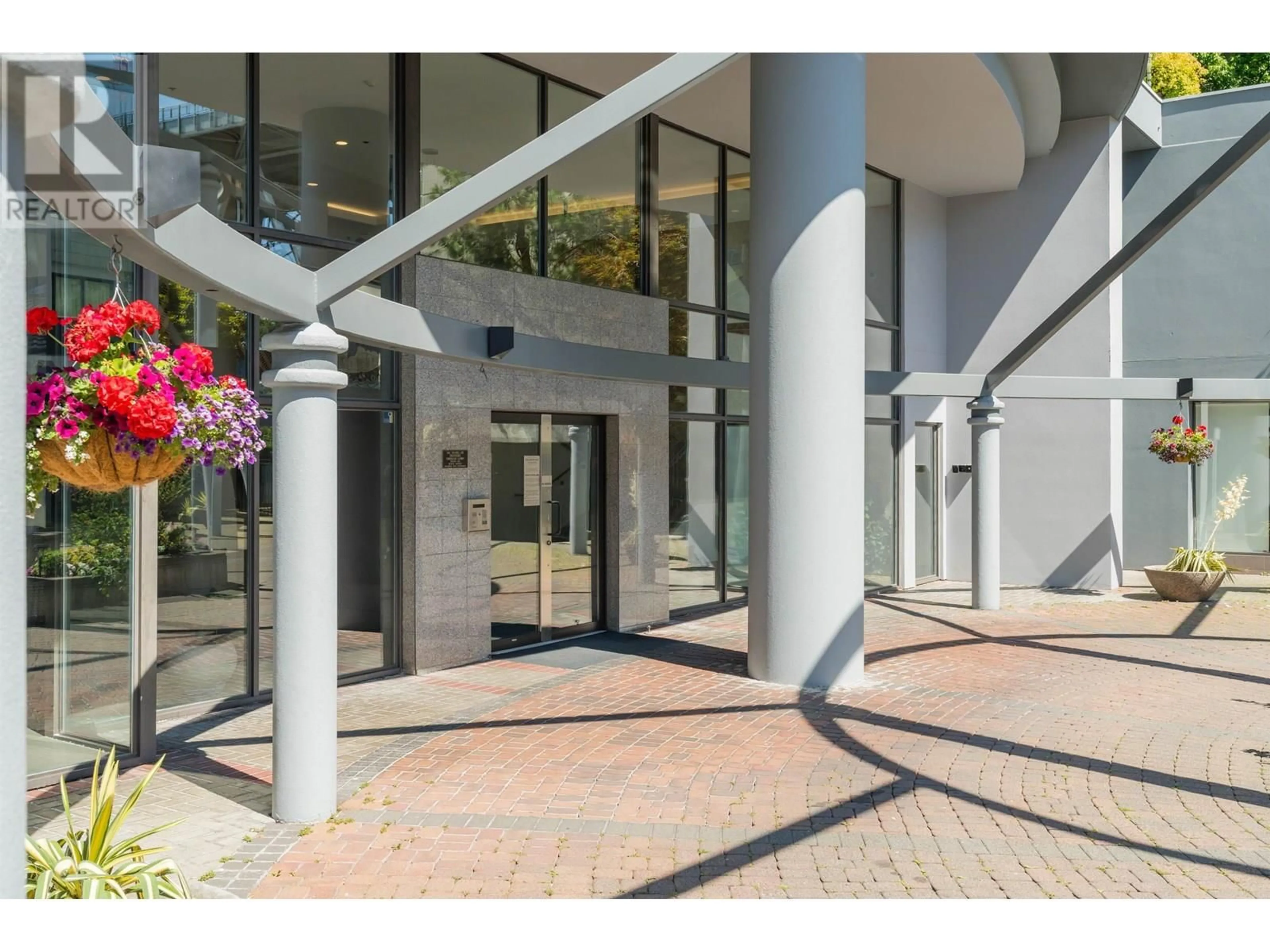 Indoor foyer for 604 - 1500 HOWE STREET, Vancouver British Columbia V6Z2N1