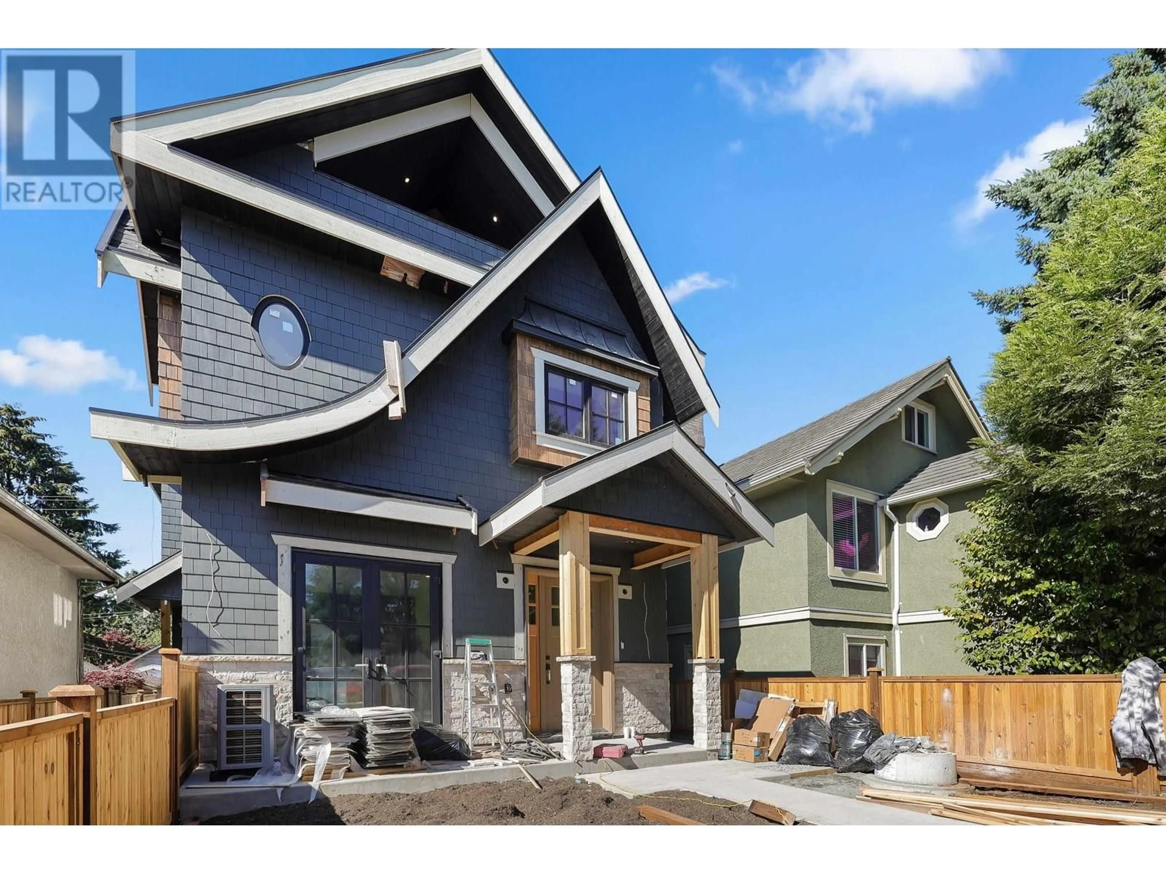 Home with vinyl exterior material, mountain view for 1 - 2565 DUNDAS STREET, Vancouver British Columbia V5K1P7