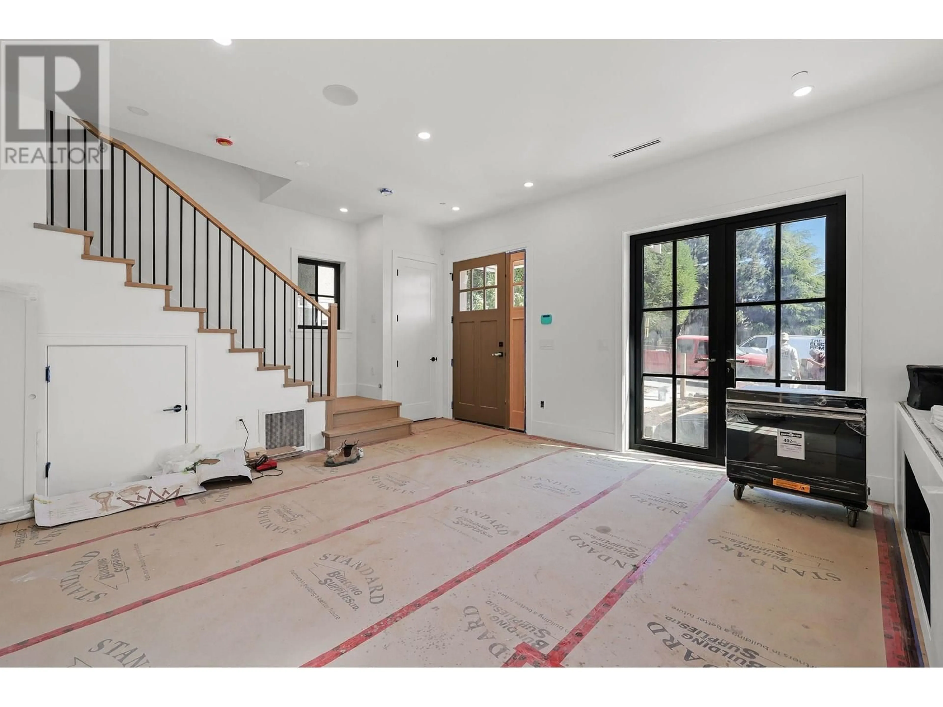 Indoor entryway for 1 - 2565 DUNDAS STREET, Vancouver British Columbia V5K1P7