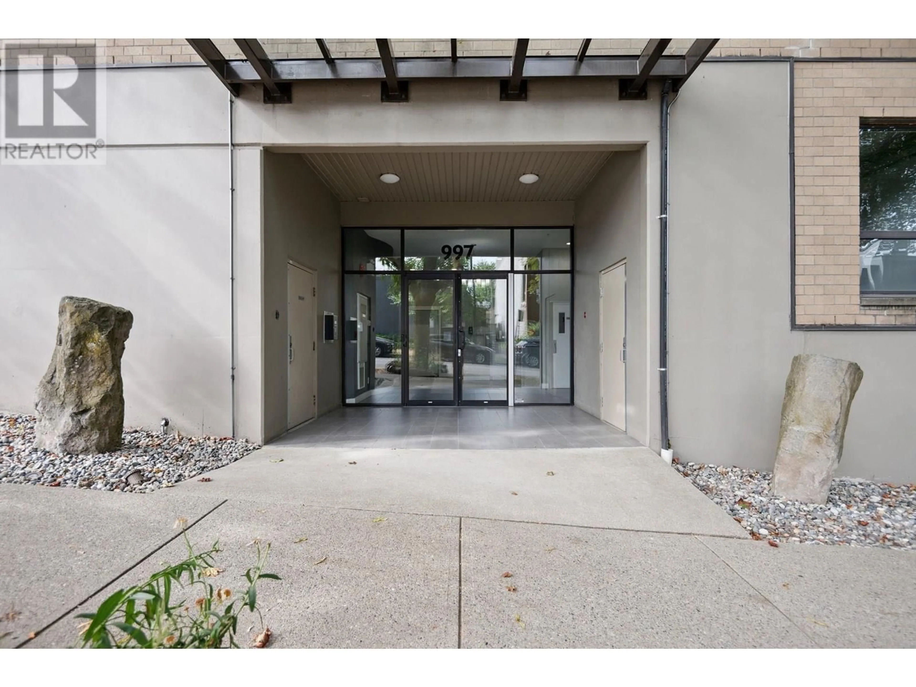 Indoor foyer for 305 - 997 22ND AVENUE, Vancouver British Columbia V5Z2A2