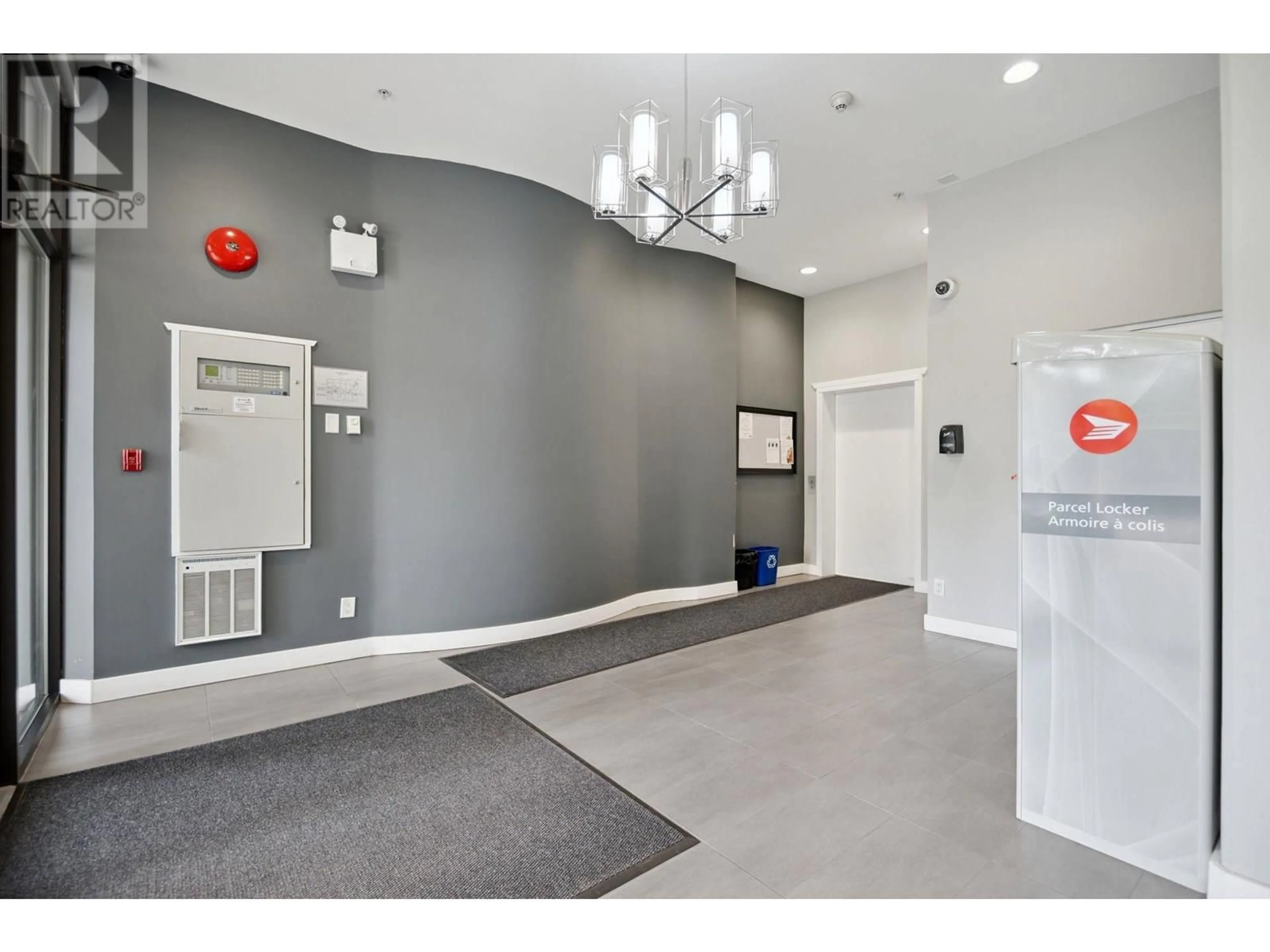 Indoor foyer for 305 - 997 22ND AVENUE, Vancouver British Columbia V5Z2A2