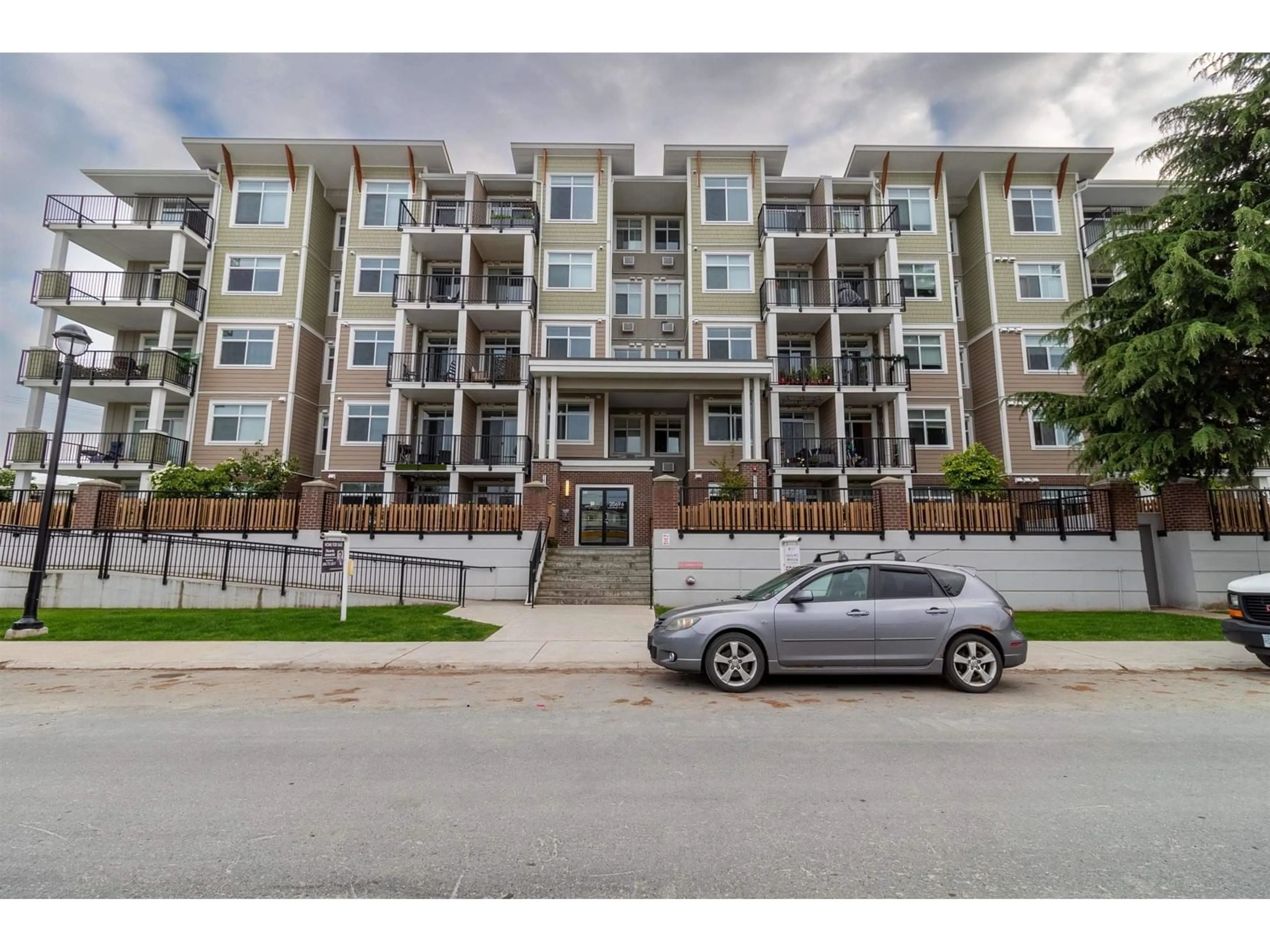 A pic from outside/outdoor area/front of a property/back of a property/a pic from drone, street for 217 - 20696 EASTLEIGH, Langley British Columbia V3A0M3