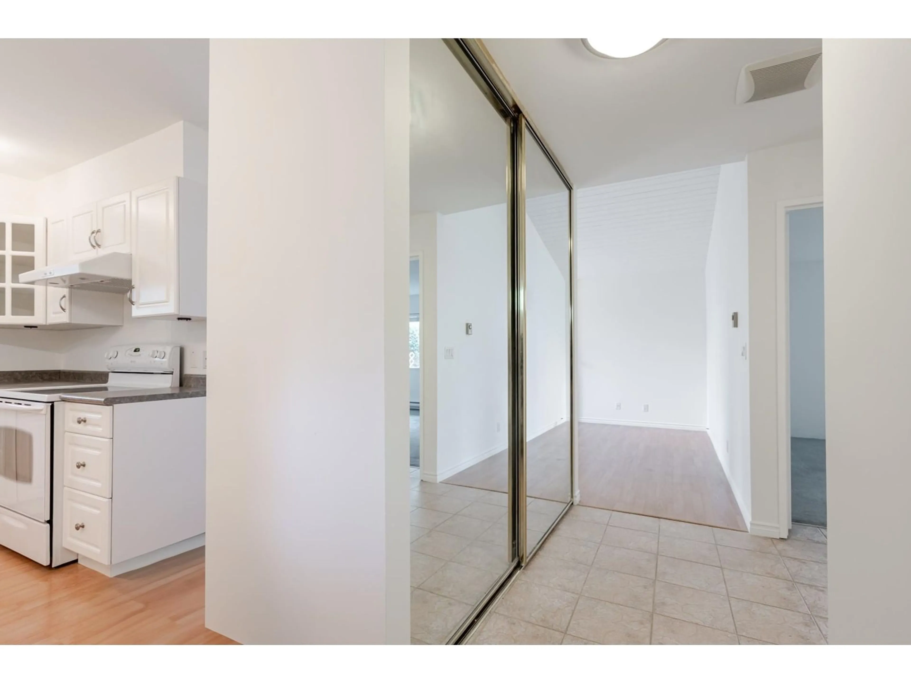 Indoor entryway for 6055 GREENSIDE WEST, Surrey British Columbia V3S5M8
