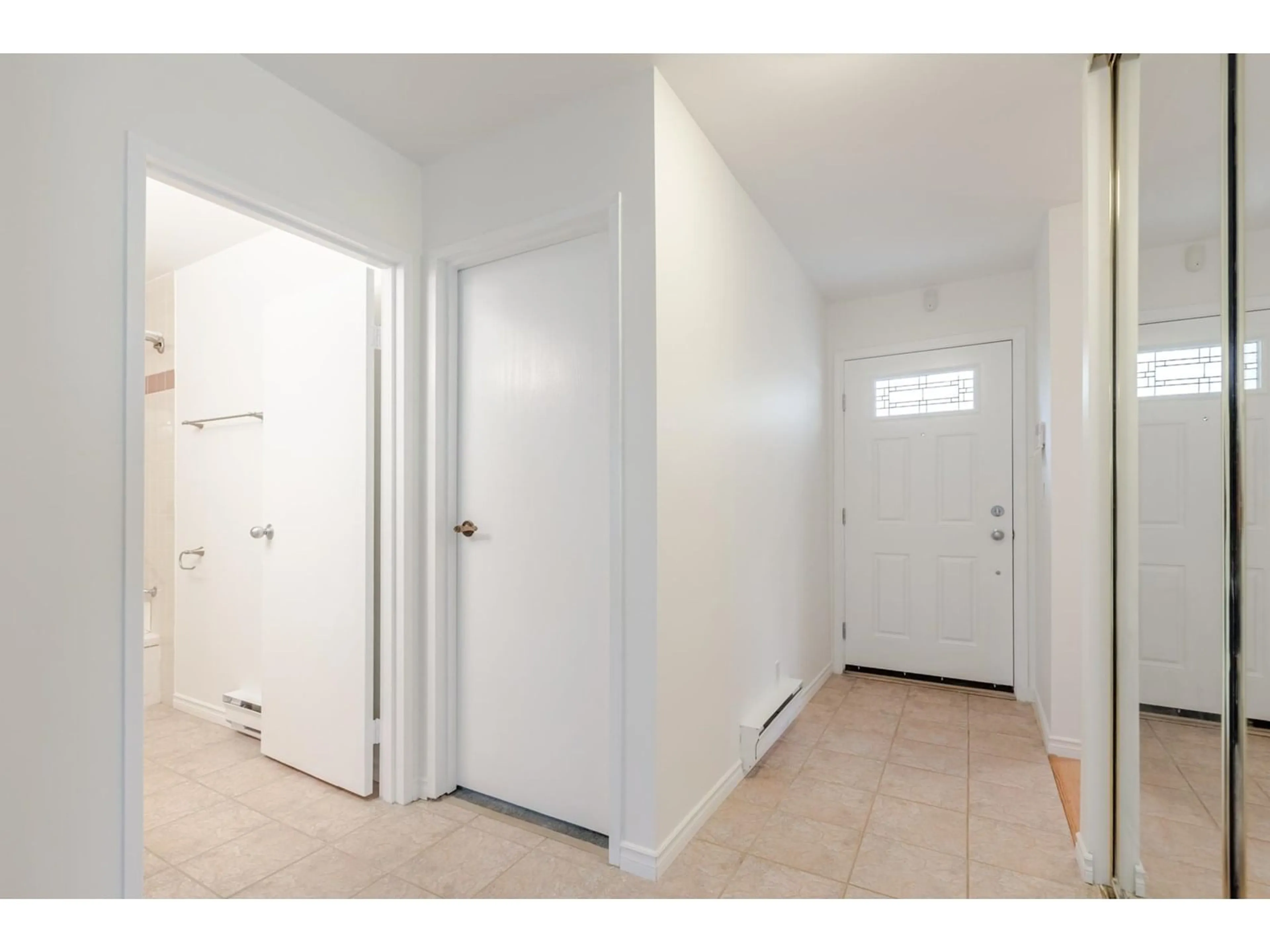 Indoor entryway for 6055 GREENSIDE WEST, Surrey British Columbia V3S5M8