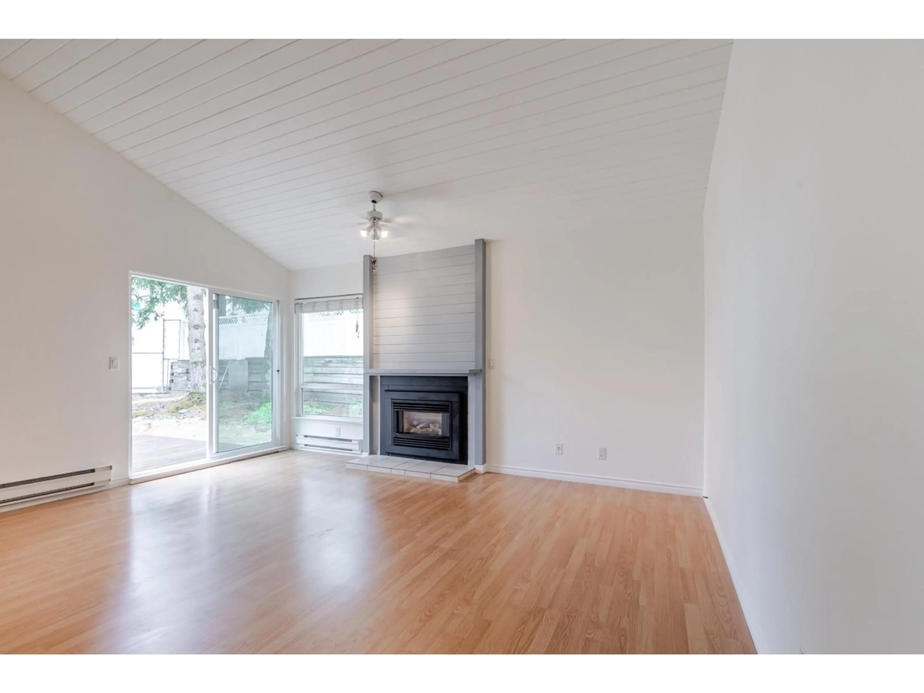 A pic of a room for 6055 GREENSIDE WEST, Surrey British Columbia V3S5M8