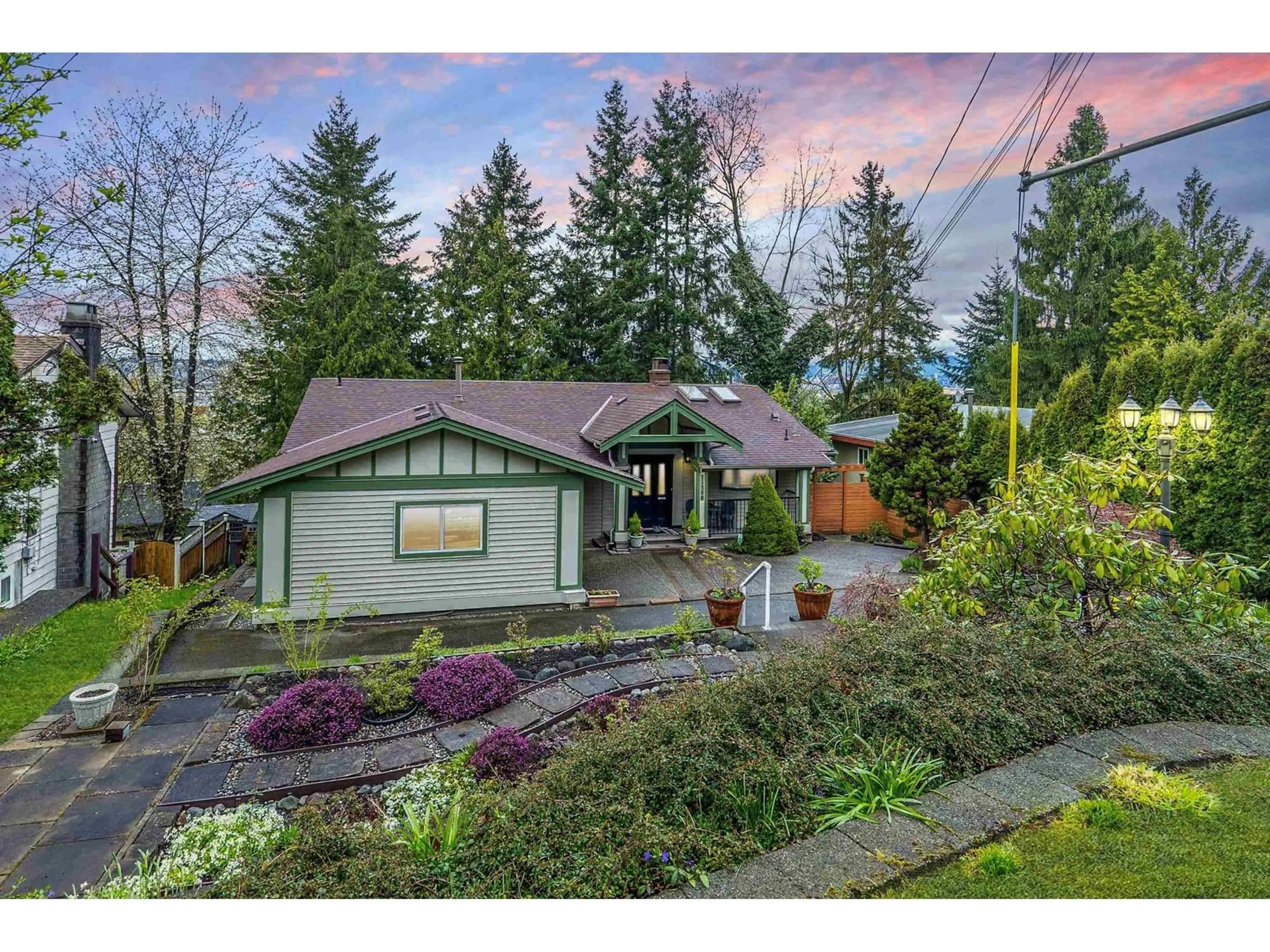 A pic from outside/outdoor area/front of a property/back of a property/a pic from drone, mountain view for 11506 BAILEY, Surrey British Columbia V3V6J7