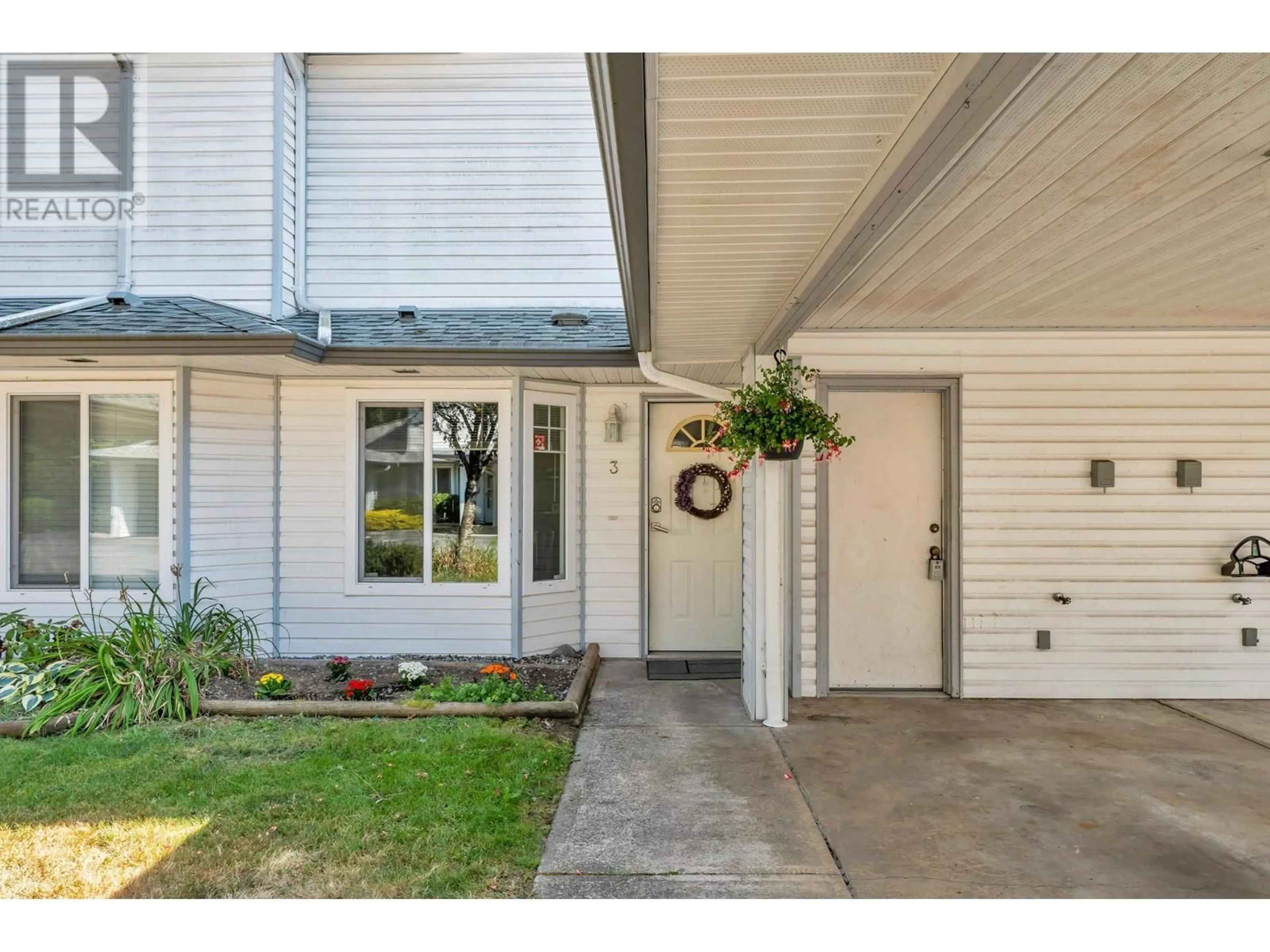 Indoor entryway for 3 - 11757 207 STREET, Maple Ridge British Columbia V2X1X4
