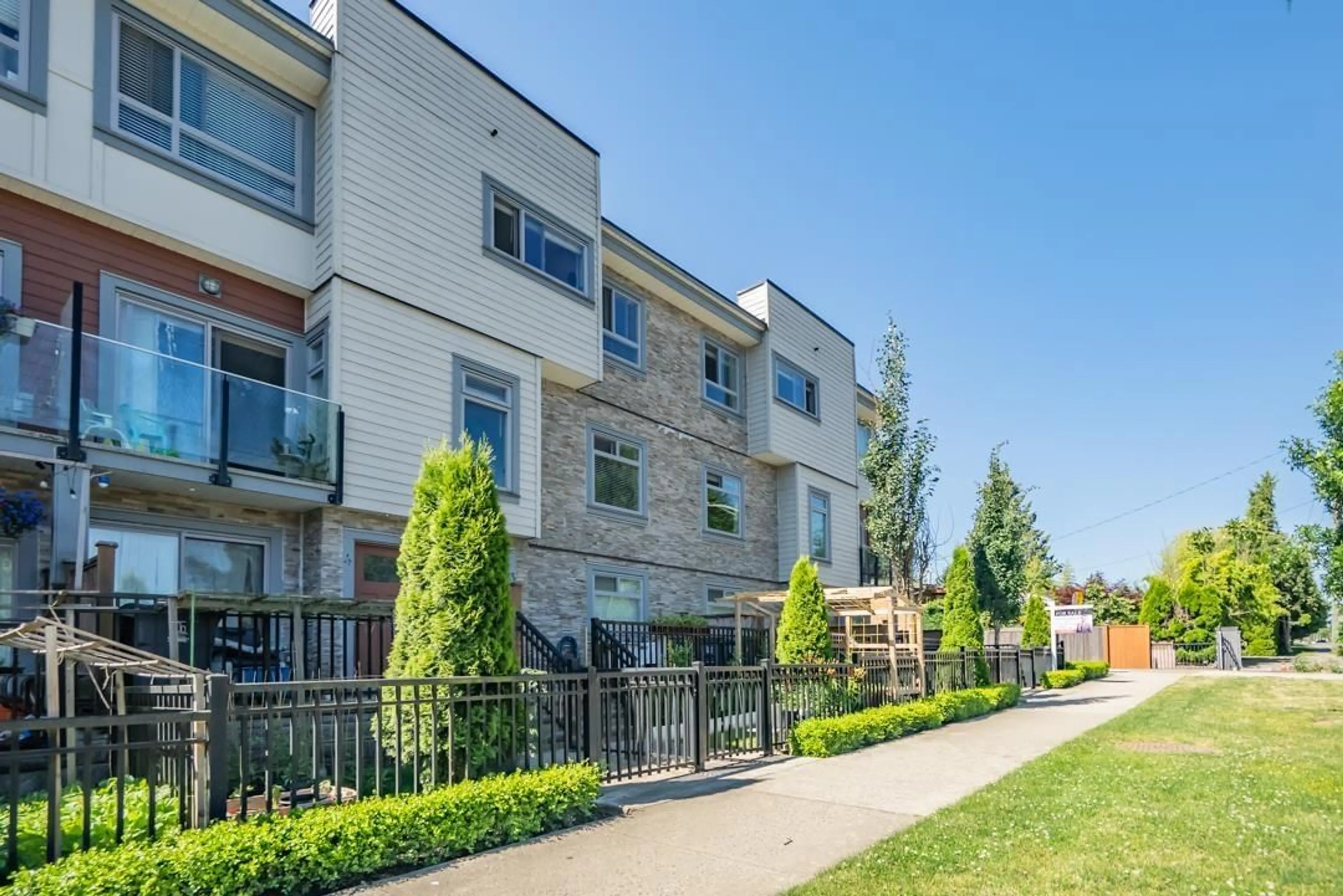 Patio, street for 3 - 13328 96, Surrey British Columbia V3V1Y4