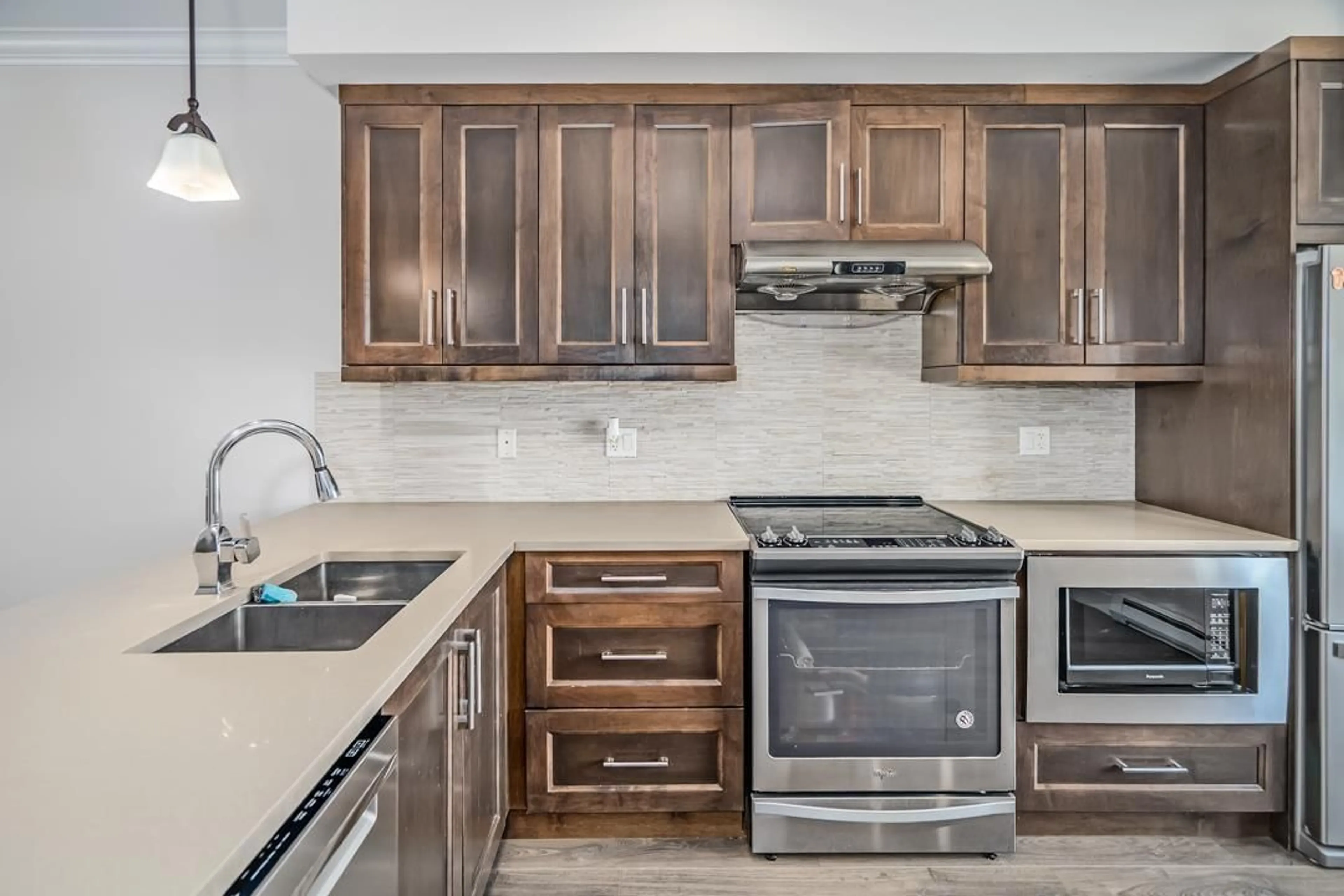 Open concept kitchen, ceramic/tile floor for 3 - 13328 96, Surrey British Columbia V3V1Y4