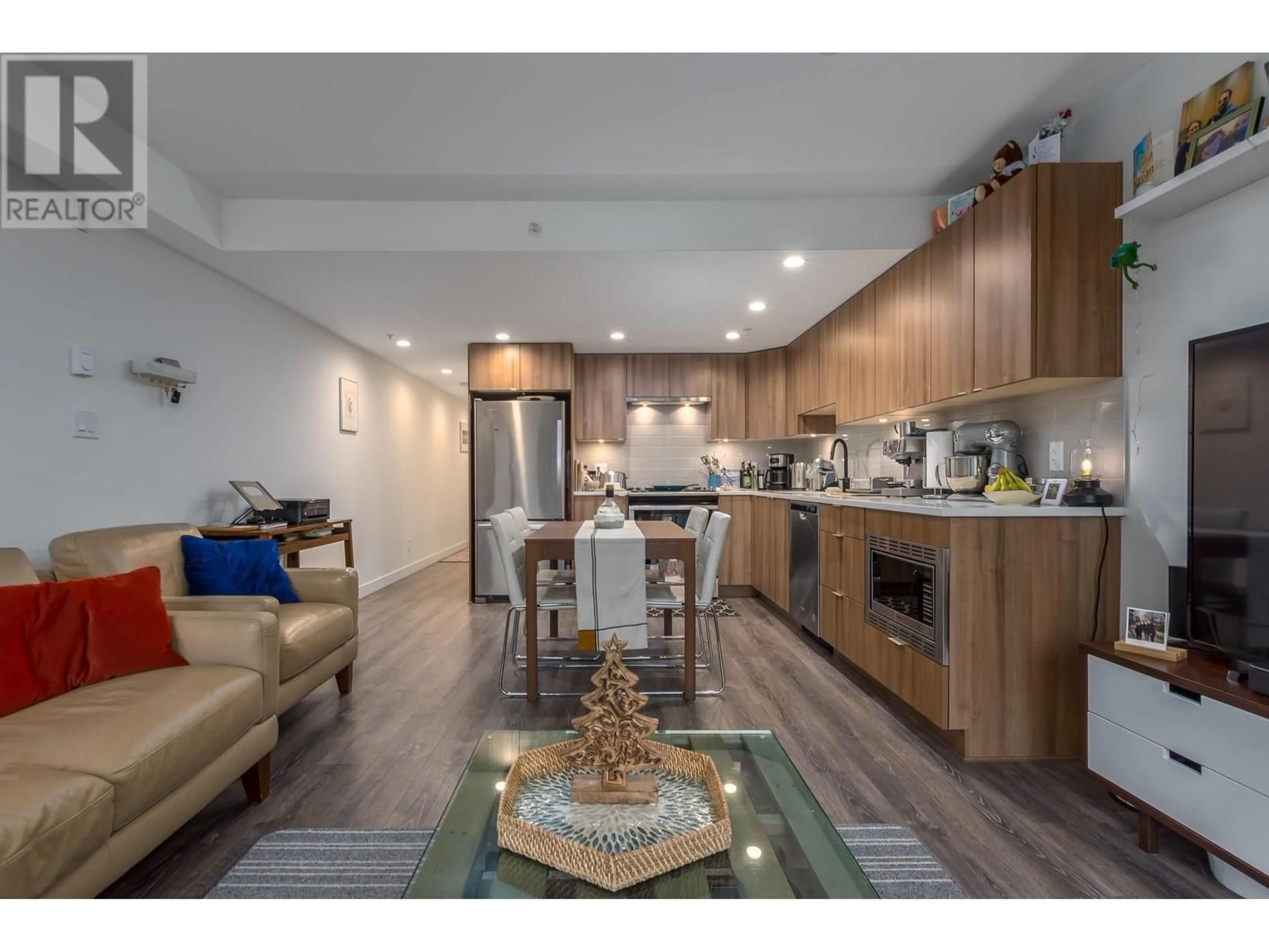 Open concept kitchen, wood/laminate floor for 304 - 1365 PEMBERTON AVENUE, Squamish British Columbia V8B1B7