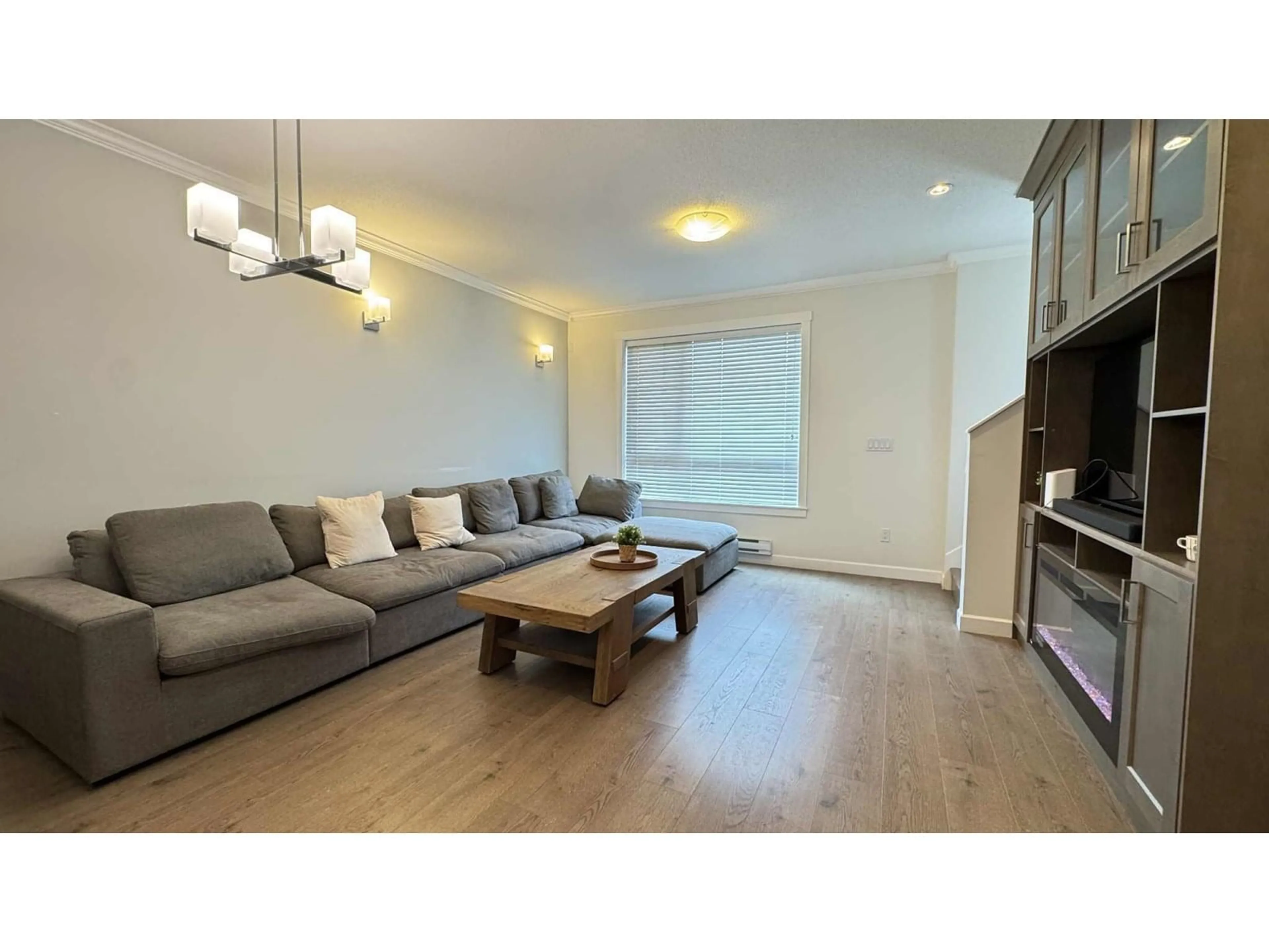 Living room with furniture, wood/laminate floor for 13 - 16127 87, Surrey British Columbia V4N6R3