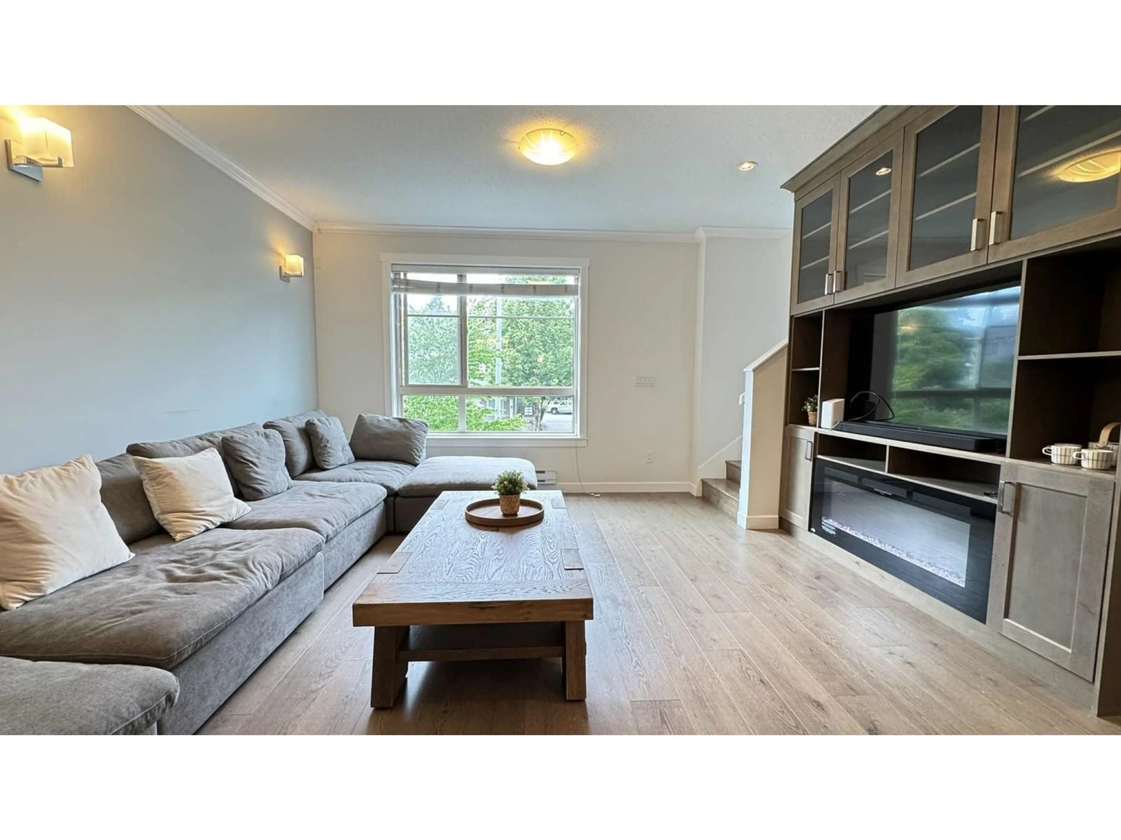 Living room with furniture, wood/laminate floor for 13 - 16127 87, Surrey British Columbia V4N6R3