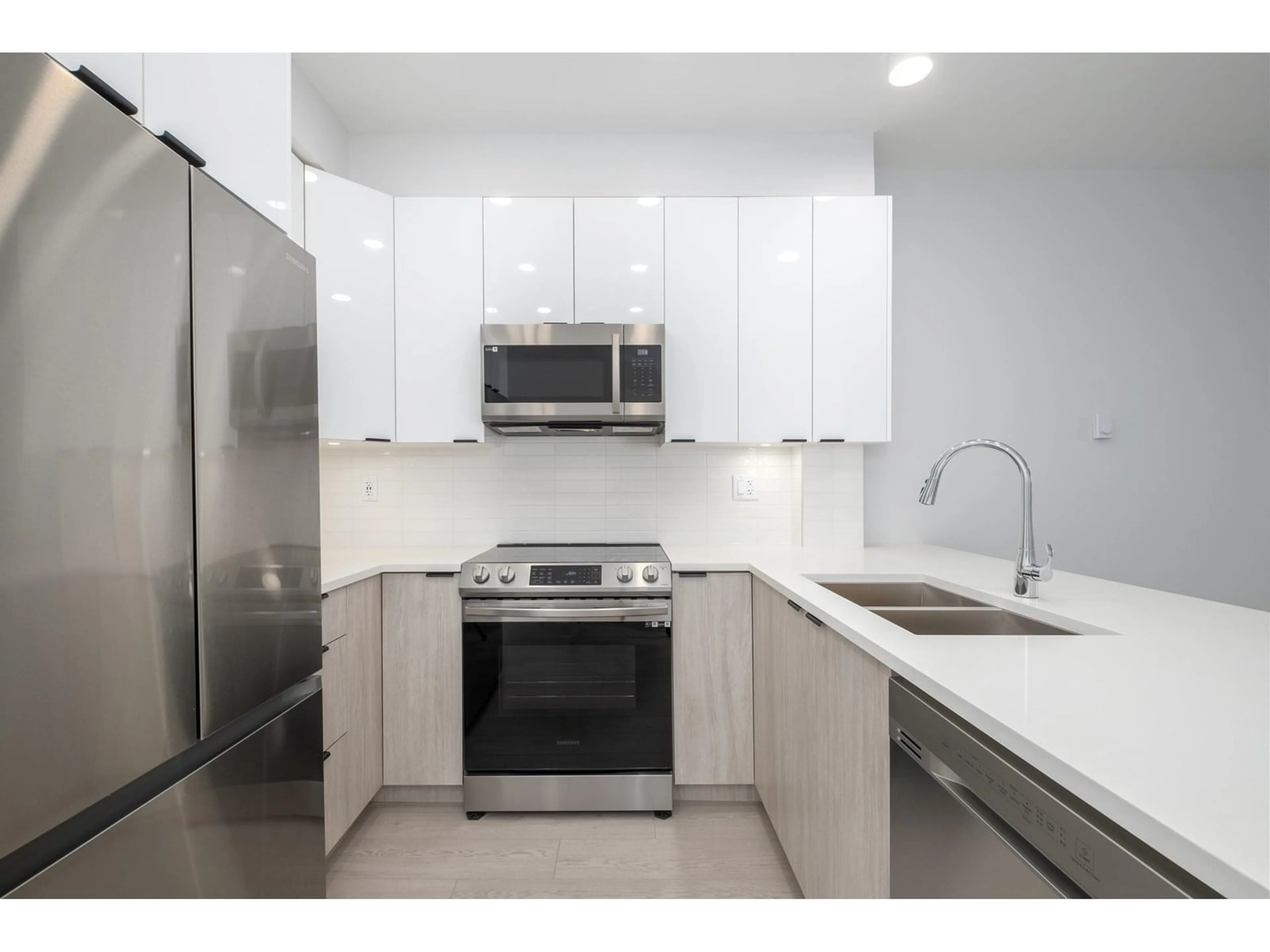 Standard kitchen, ceramic/tile floor for 212 - 20360 LOGAN, Langley British Columbia V3A0P5