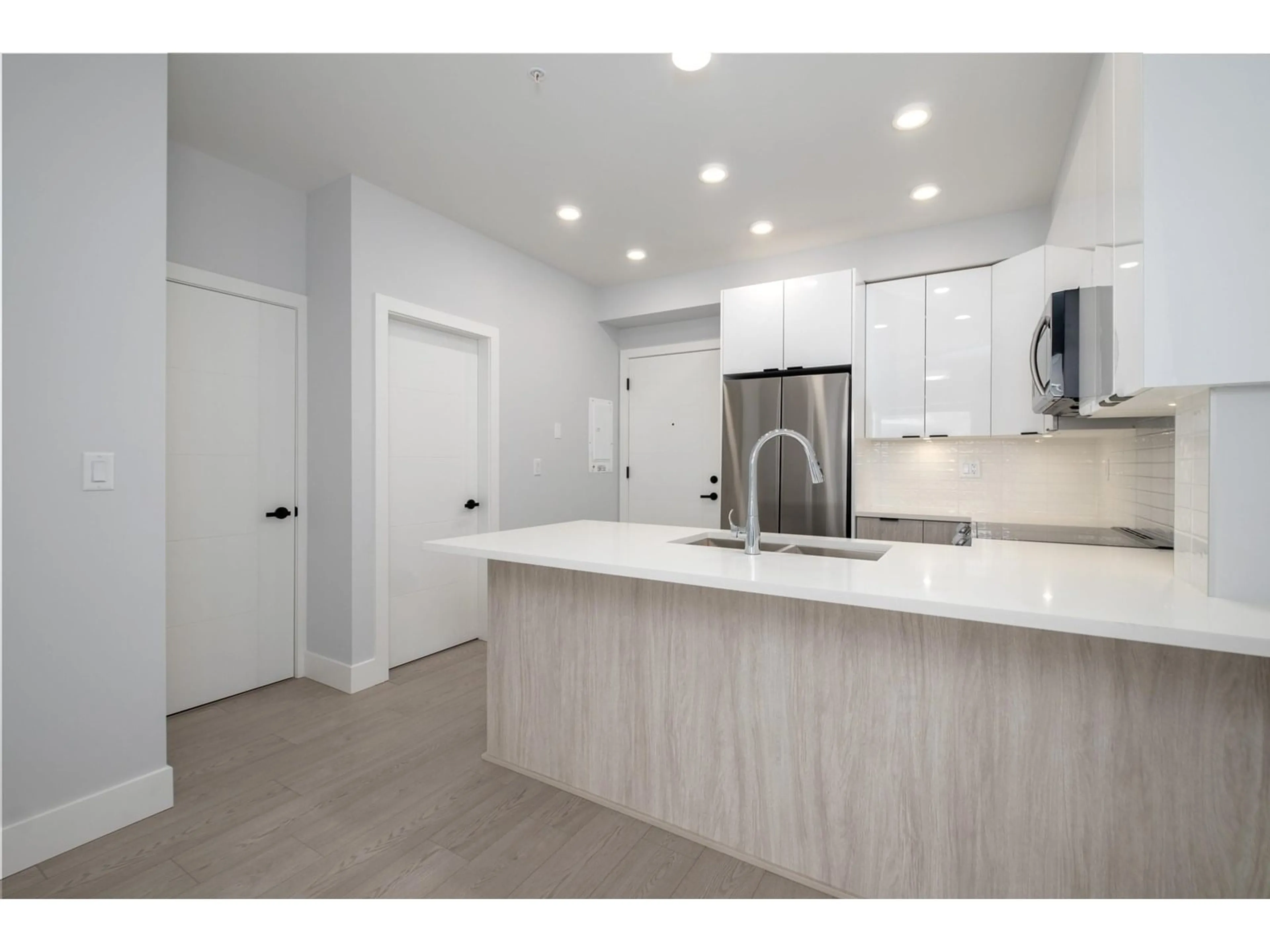Open concept kitchen, ceramic/tile floor for 212 - 20360 LOGAN, Langley British Columbia V3A0P5