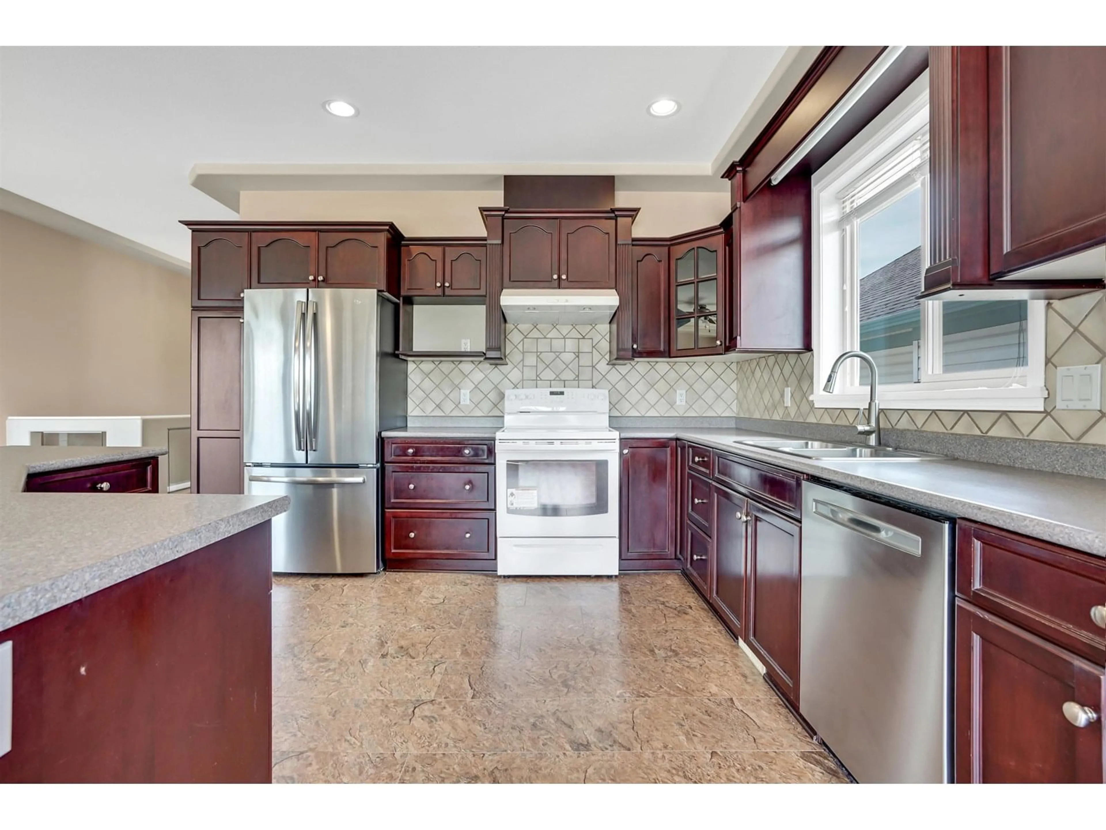 Open concept kitchen, ceramic/tile floor for 37 - 31517 SPUR, Abbotsford British Columbia V2T6V7