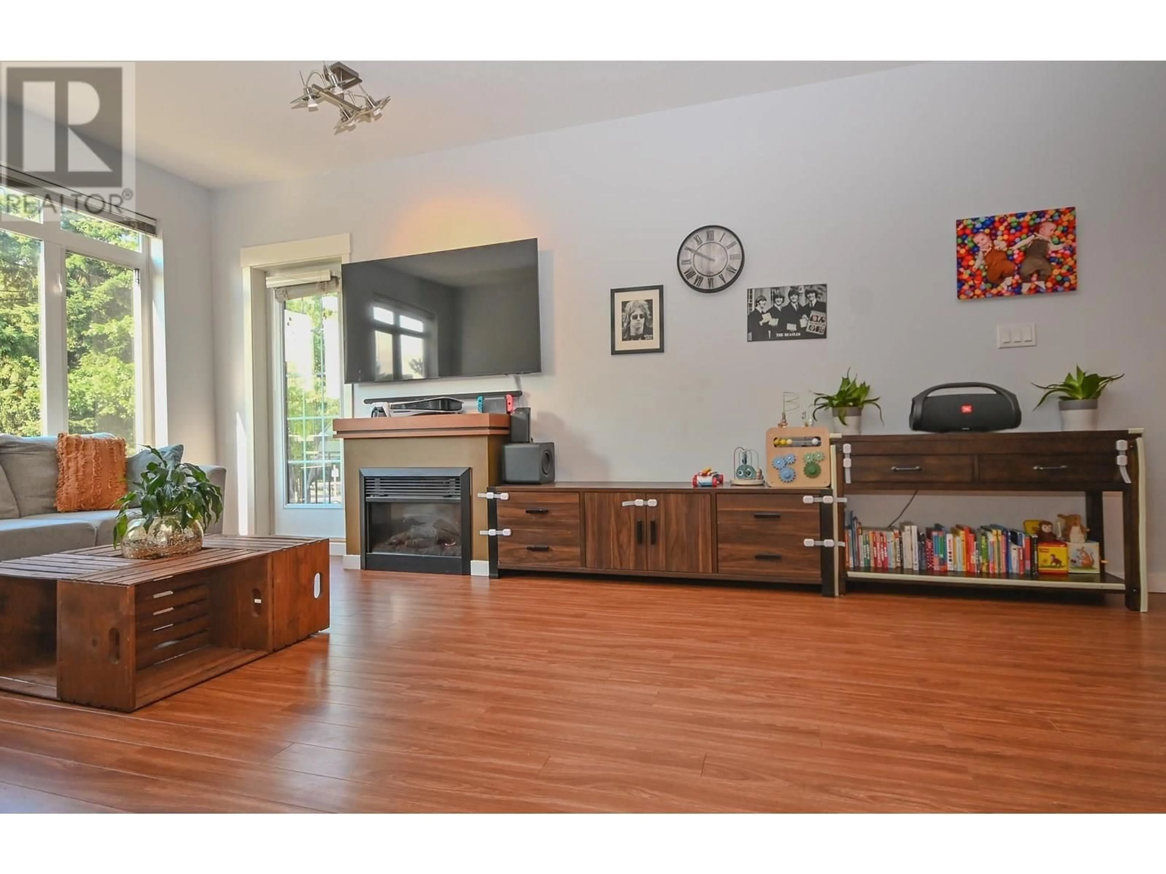 Living room with furniture, wood/laminate floor for 221 - 12350 HARRIS ROAD, Pitt Meadows British Columbia V3Y0C5