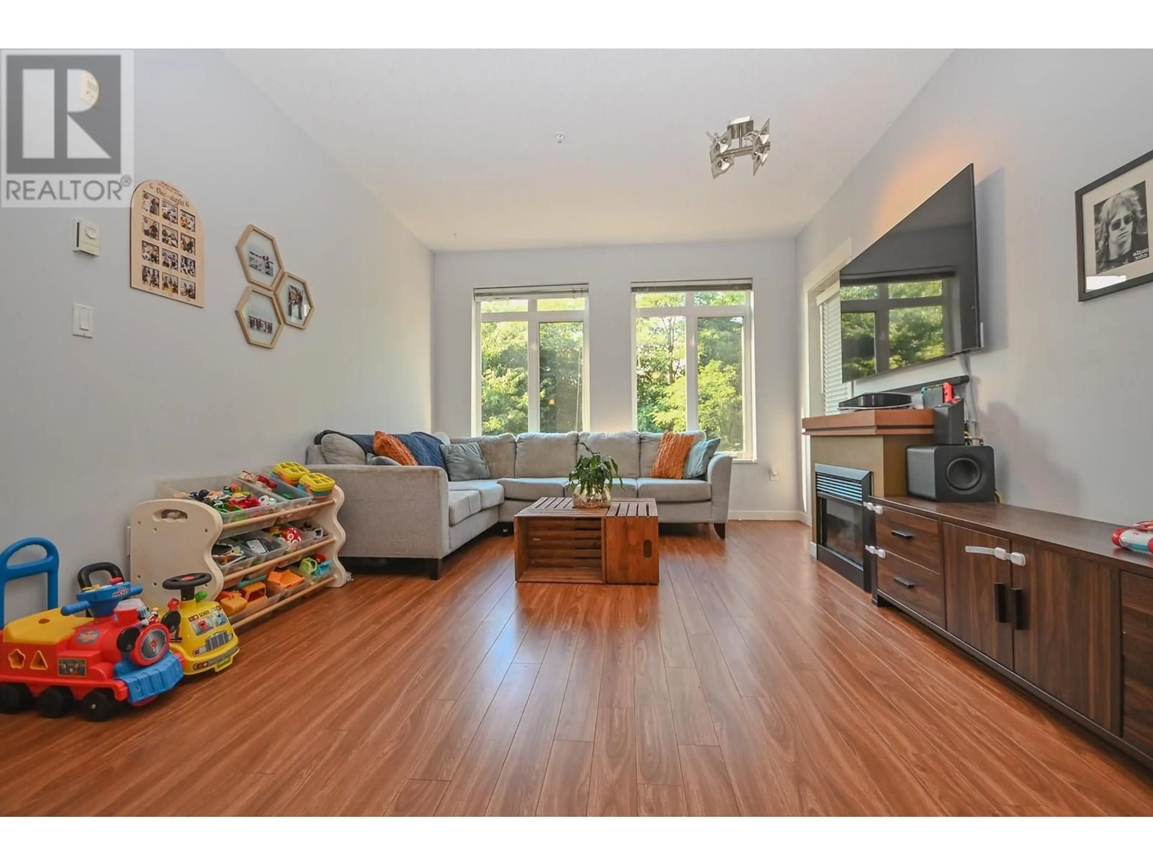 Living room with furniture, wood/laminate floor for 221 - 12350 HARRIS ROAD, Pitt Meadows British Columbia V3Y0C5