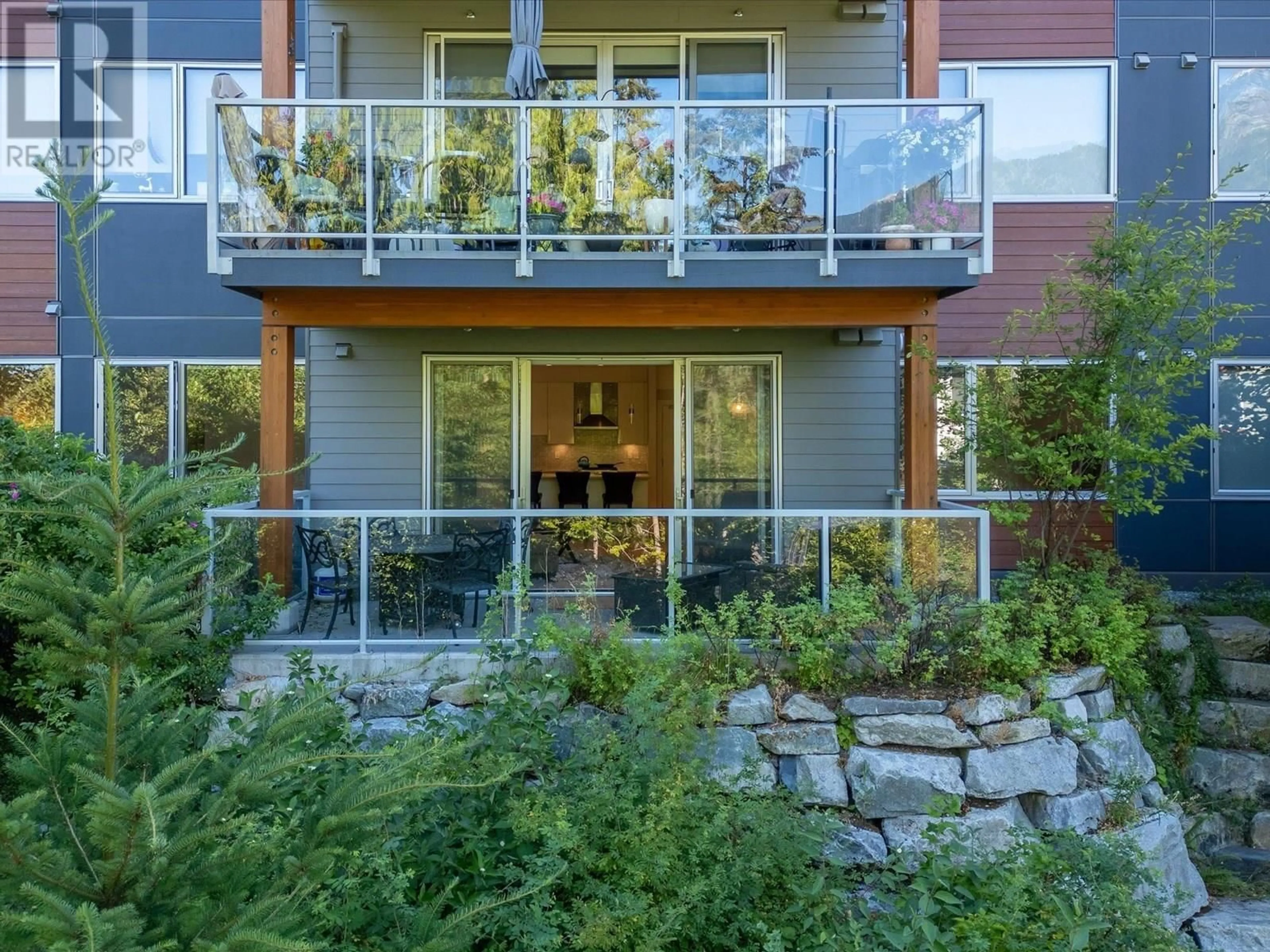 Patio, water/lake/river/ocean view for 105 - 41328 SKYRIDGE PLACE, Squamish British Columbia V8B0Y7