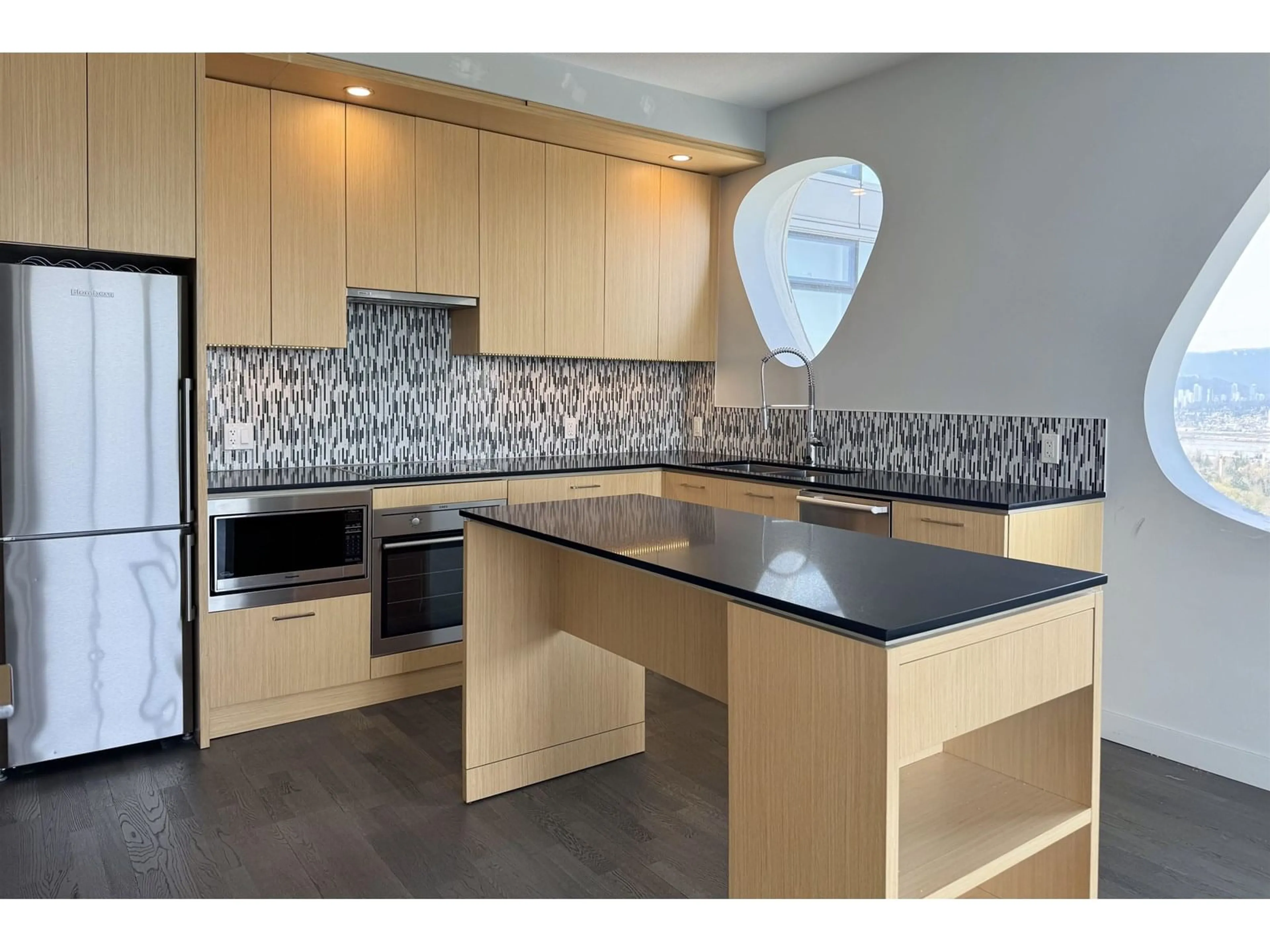 Contemporary kitchen, ceramic/tile floor for 3201 - 13495 CENTRAL, Surrey British Columbia V3T0K2