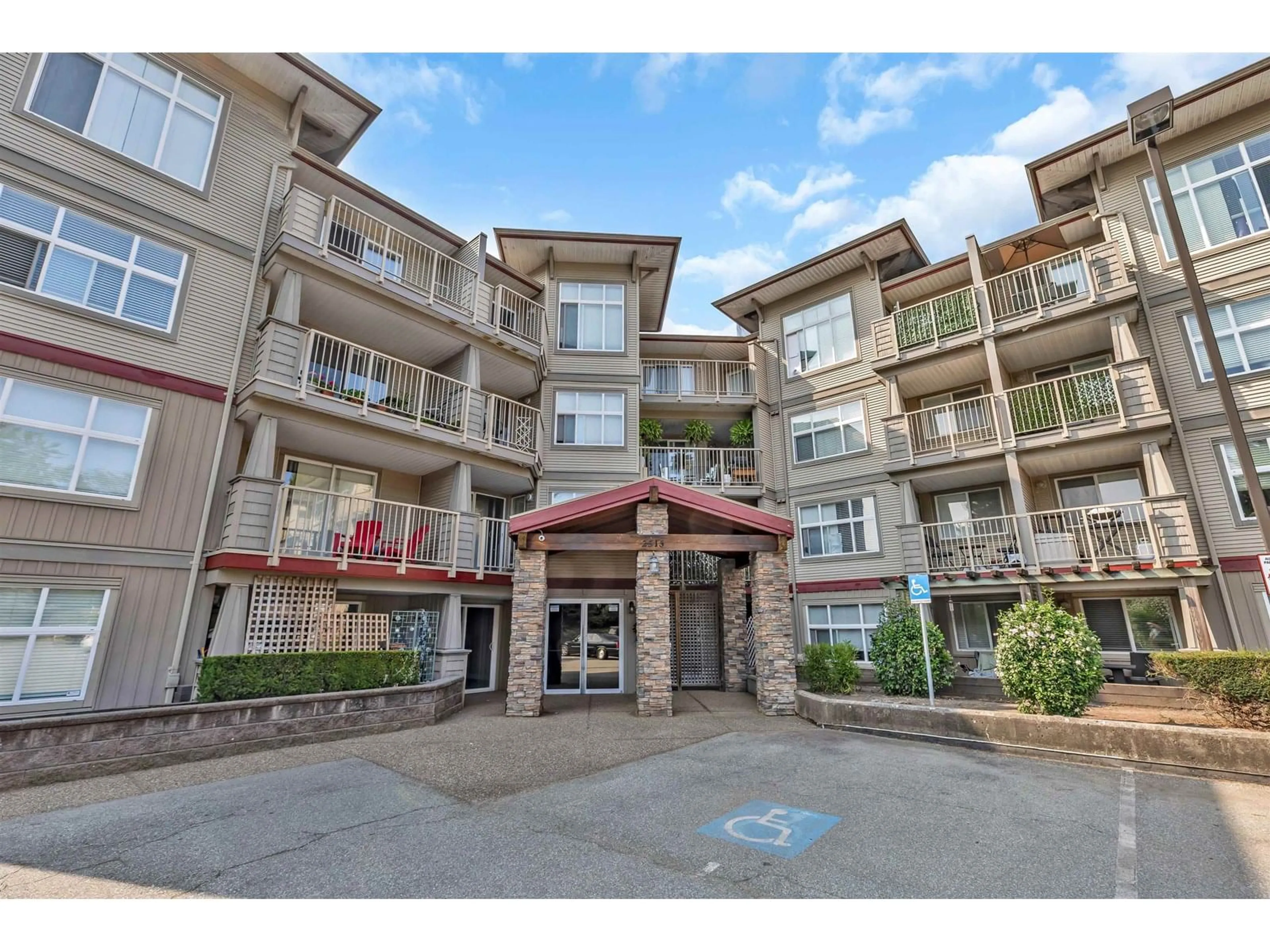 Indoor foyer for 209 - 2515 PARK, Abbotsford British Columbia V2S0B2