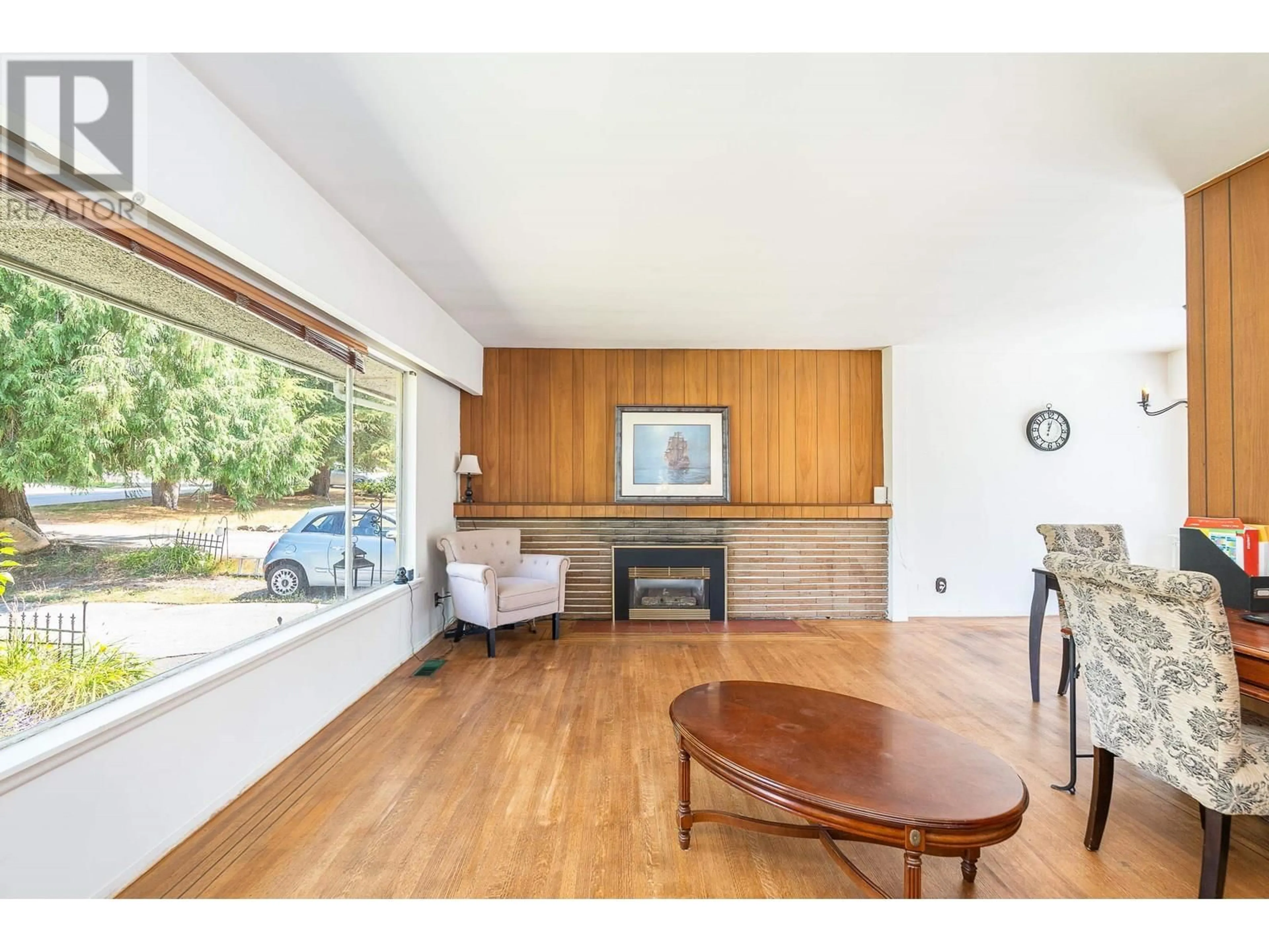 Living room with furniture, wood/laminate floor for 951 CANYON BOULEVARD, North Vancouver British Columbia V7R2J9