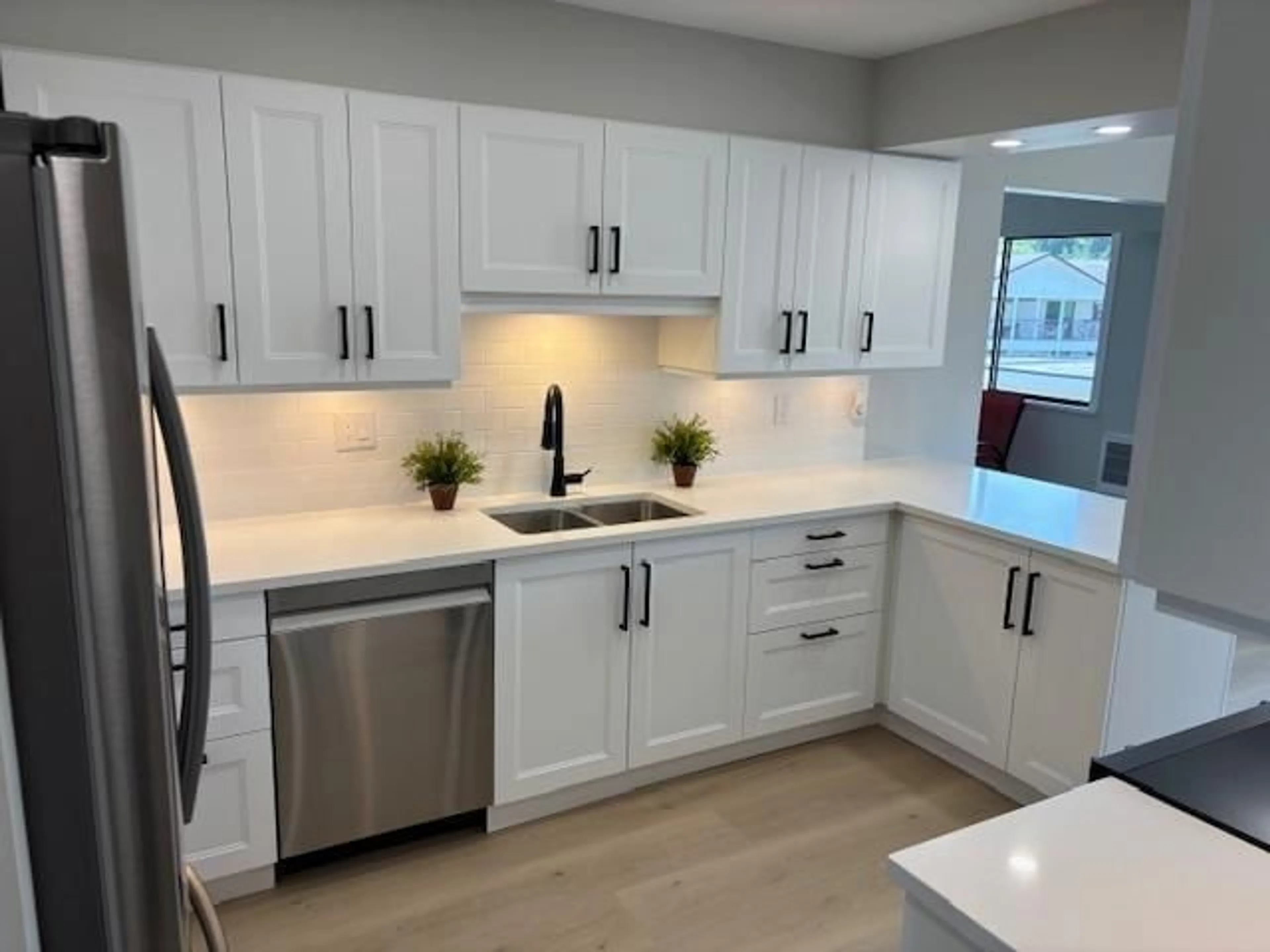 Contemporary kitchen, ceramic/tile floor for 40 - 32959 GEORGE FERGUSON, Abbotsford British Columbia V2S7W9