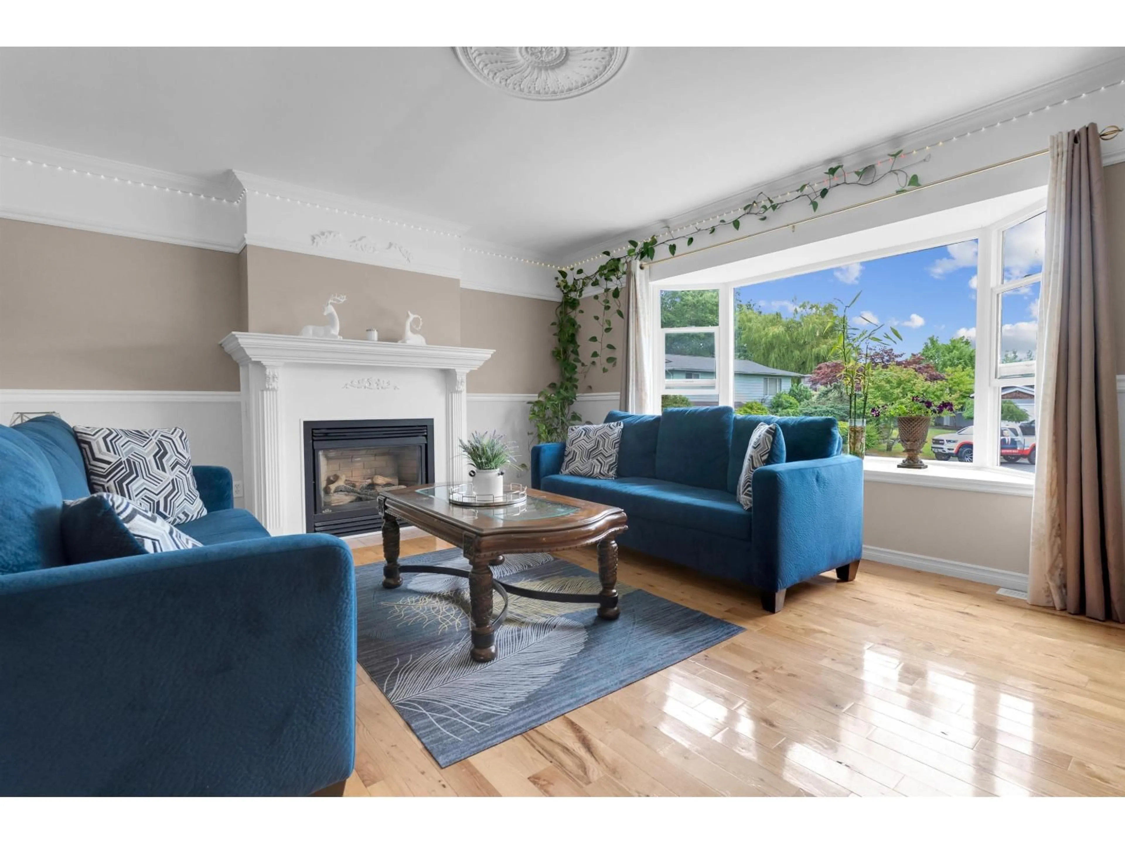 Living room with furniture, unknown for 17460 61B, Surrey British Columbia V3S5K6
