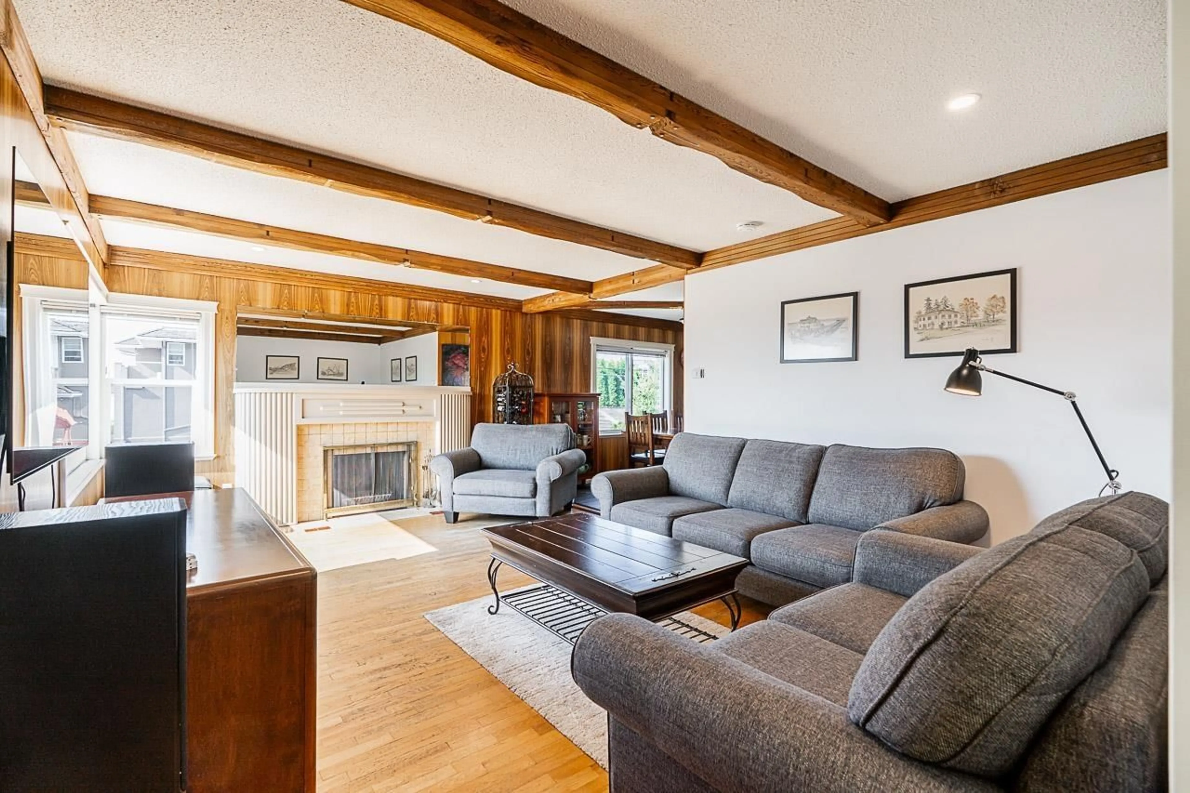 Living room with furniture, wood/laminate floor for 1033 CYPRESS, White Rock British Columbia V4B4H1