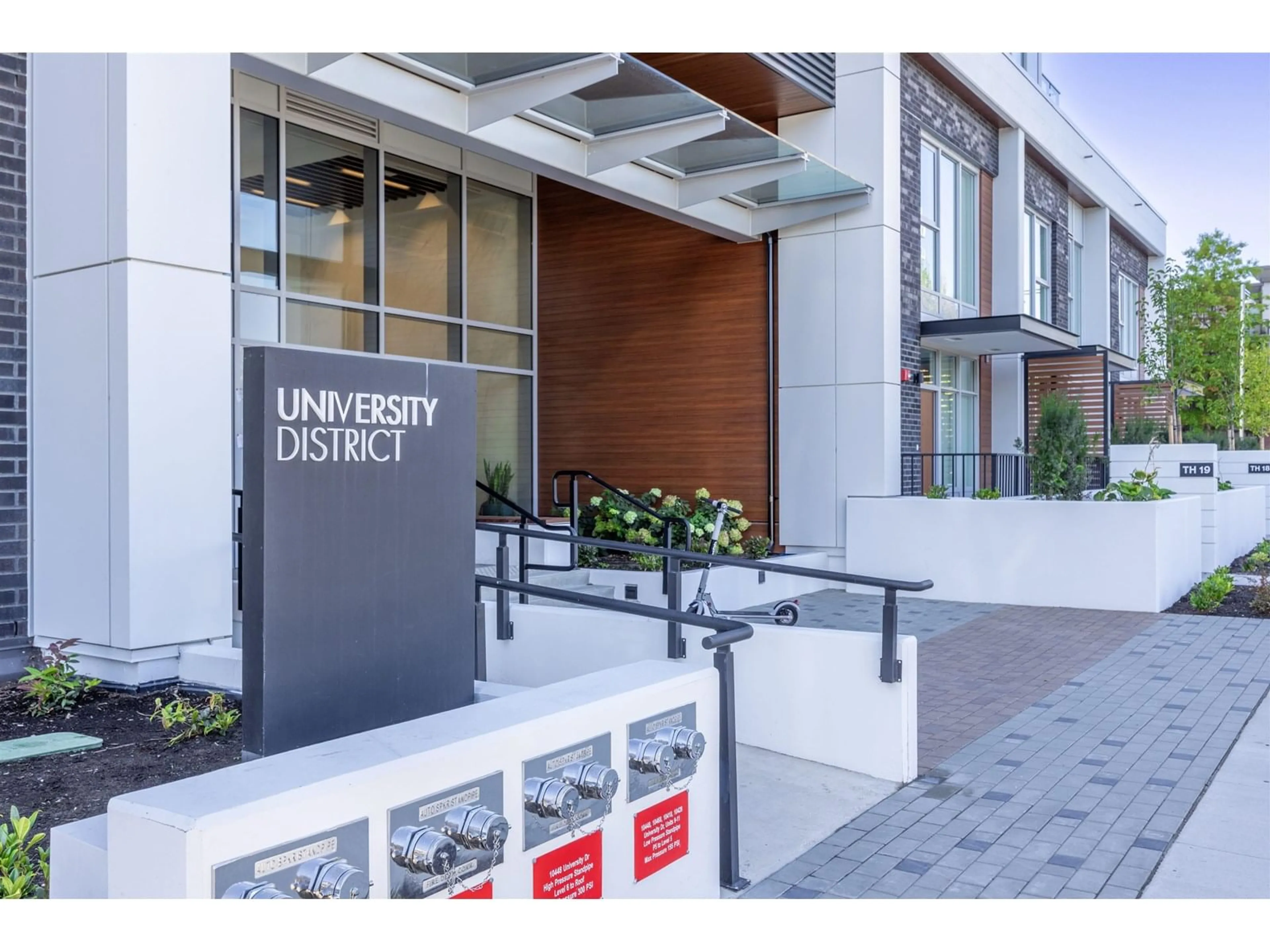 Indoor foyer for 1509 - 13428 105, Surrey British Columbia V3T0S6