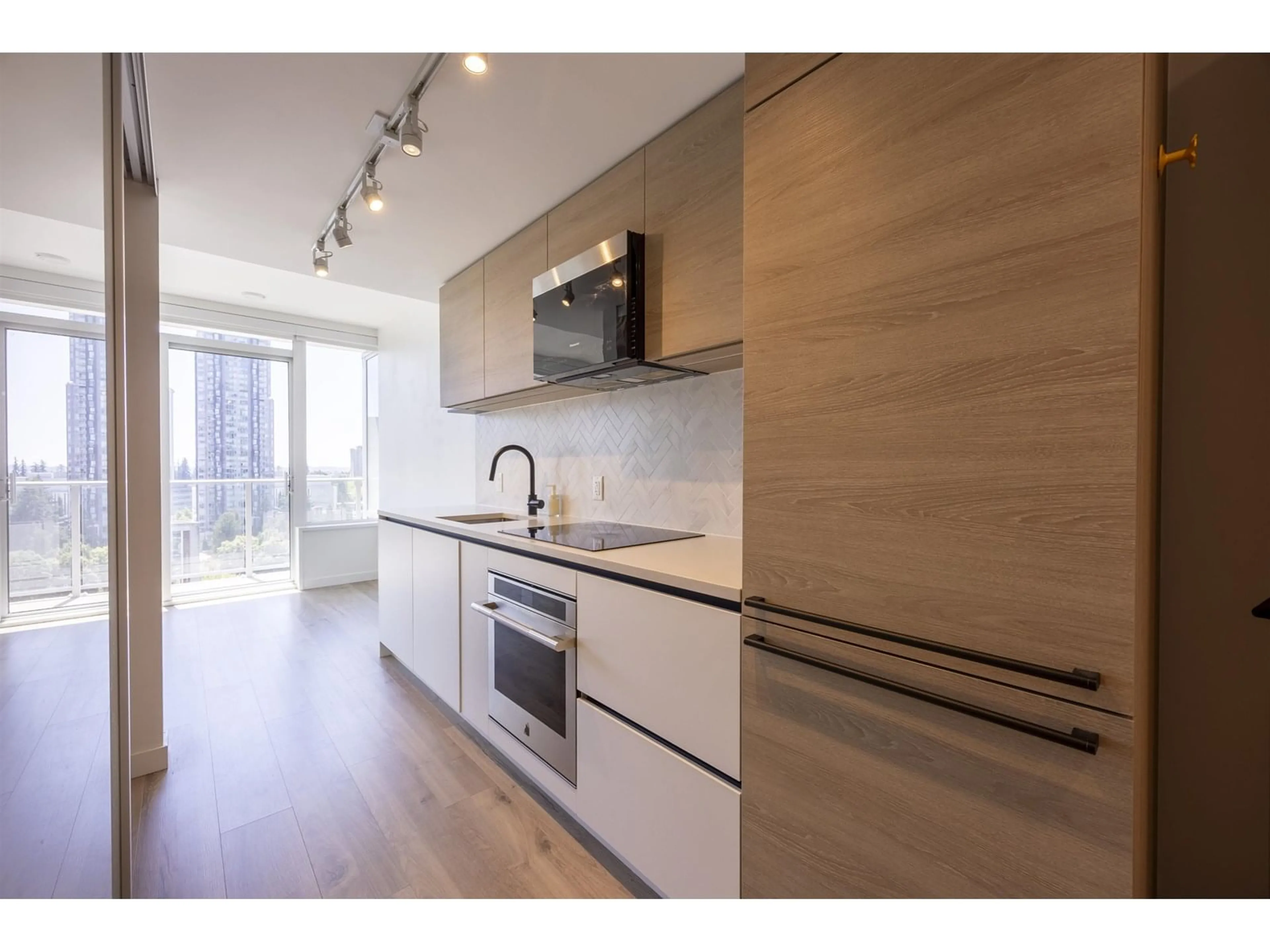 Standard kitchen, wood/laminate floor for 1509 - 13428 105, Surrey British Columbia V3T0S6