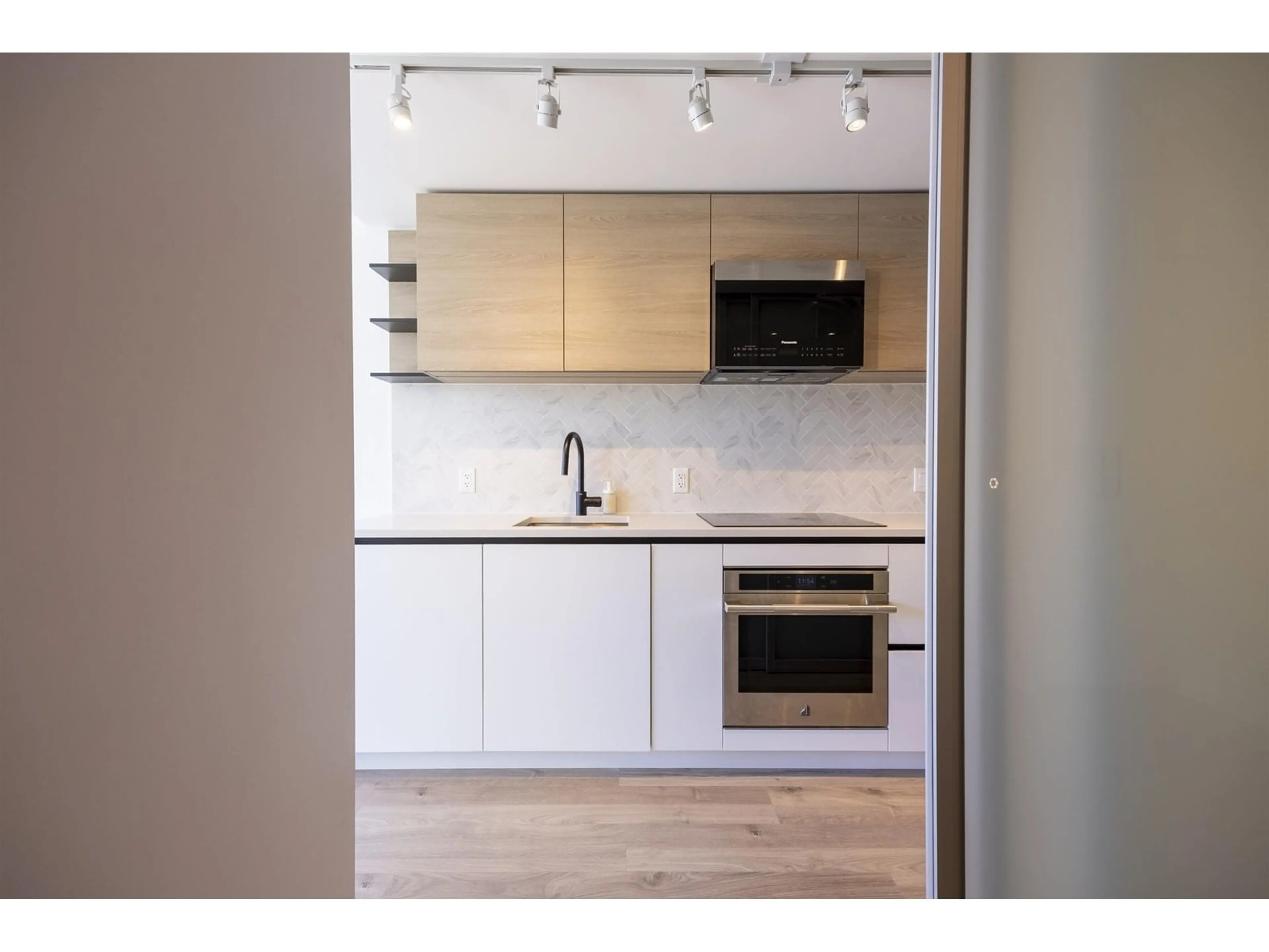Standard kitchen, wood/laminate floor for 1509 - 13428 105, Surrey British Columbia V3T0S6