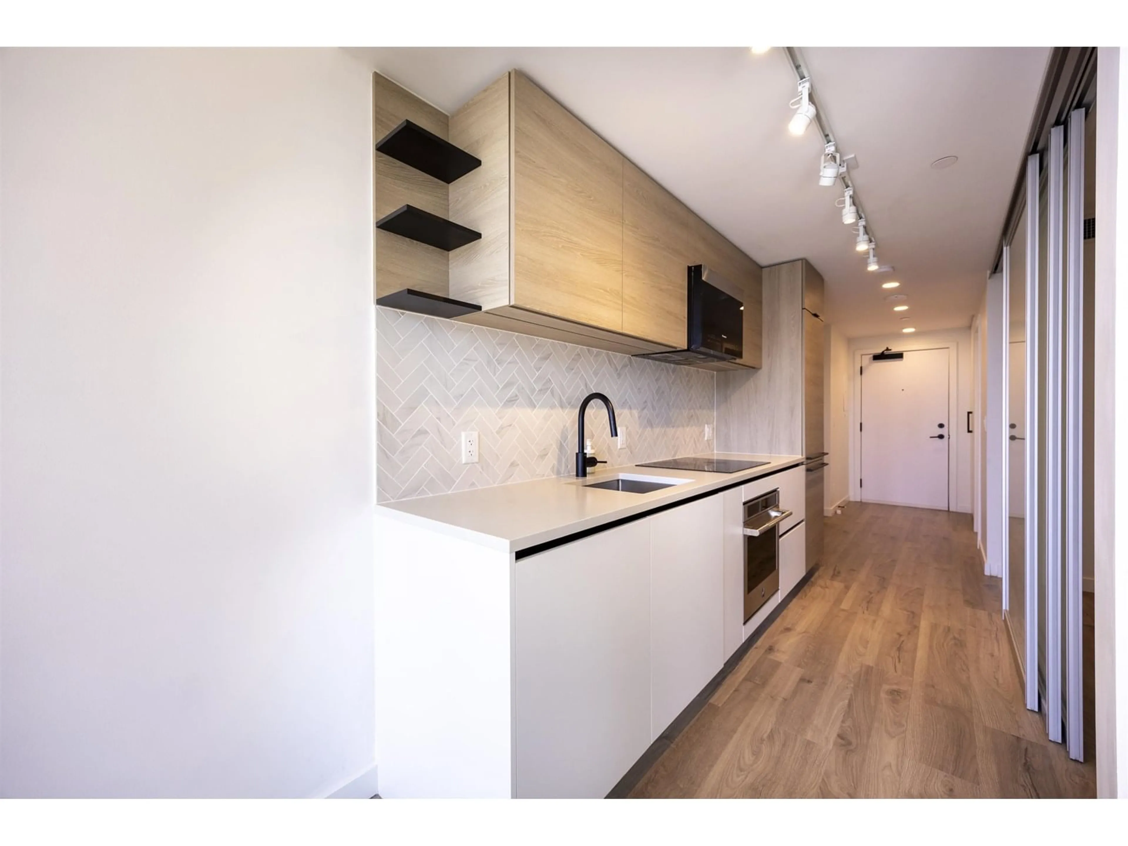 Standard kitchen, wood/laminate floor for 1509 - 13428 105, Surrey British Columbia V3T0S6