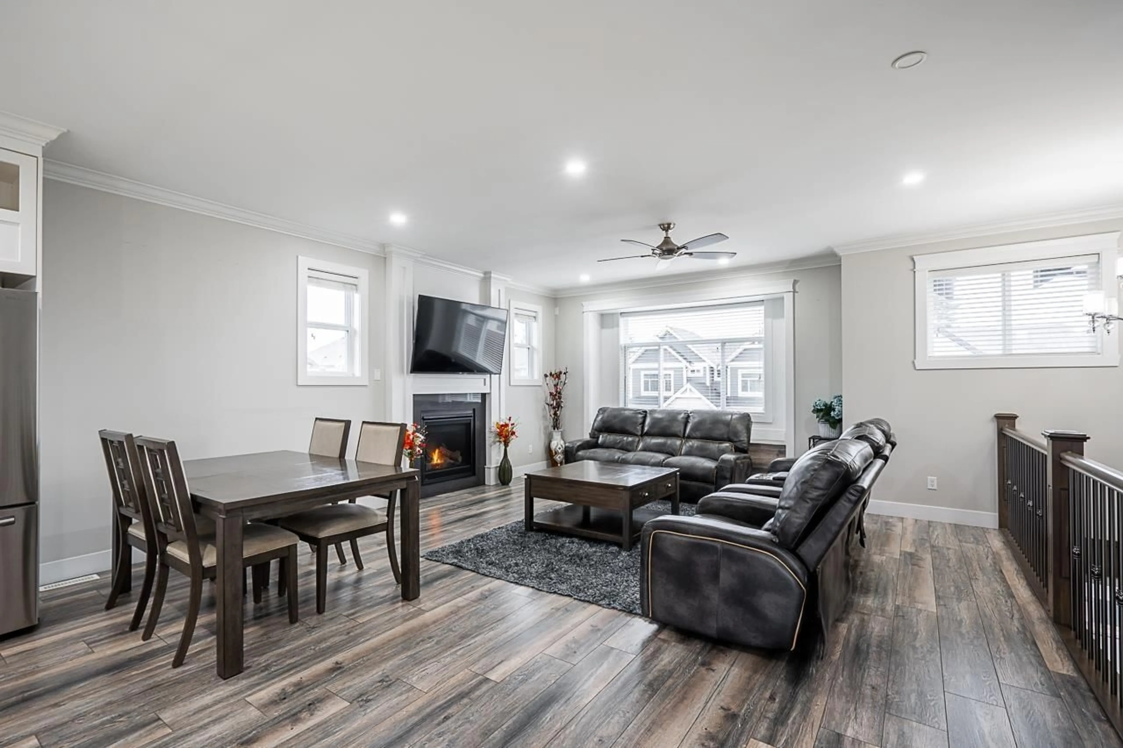 Living room with furniture, wood/laminate floor for 32925 PEEBLES, Mission British Columbia V2V0C9