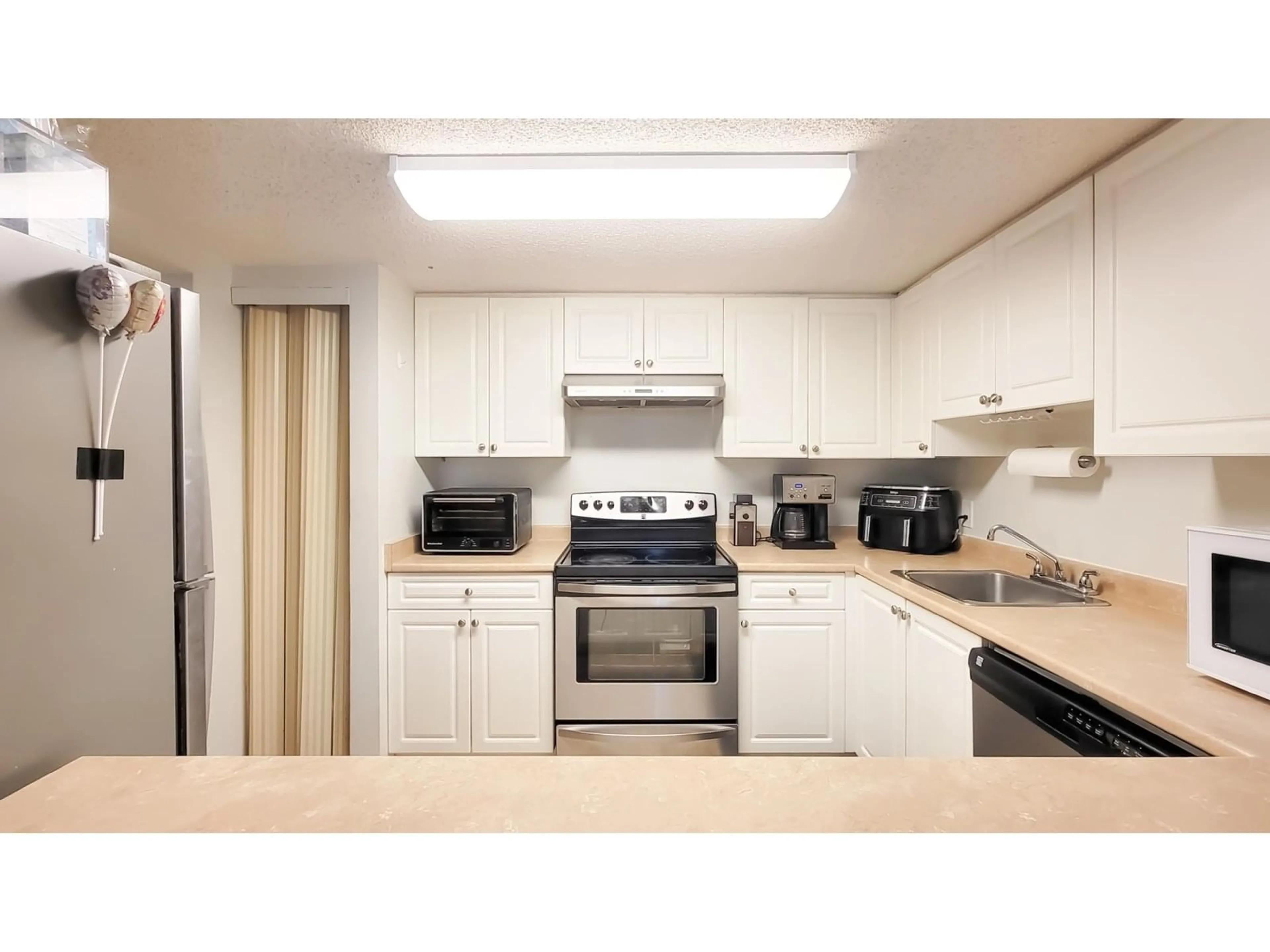 Standard kitchen, unknown for 7095 133B, Surrey British Columbia V3W8A3
