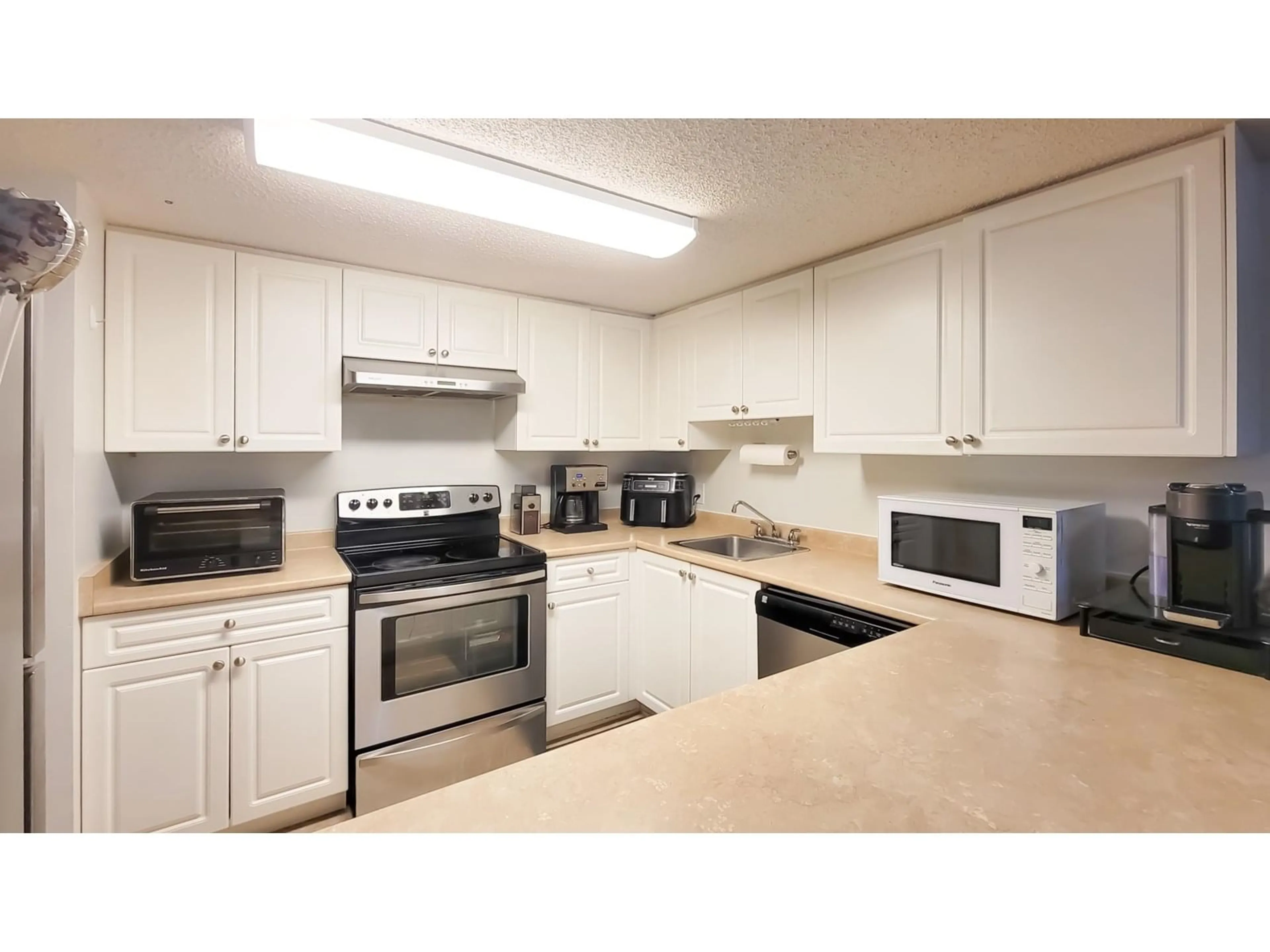 Standard kitchen, unknown for 7095 133B, Surrey British Columbia V3W8A3