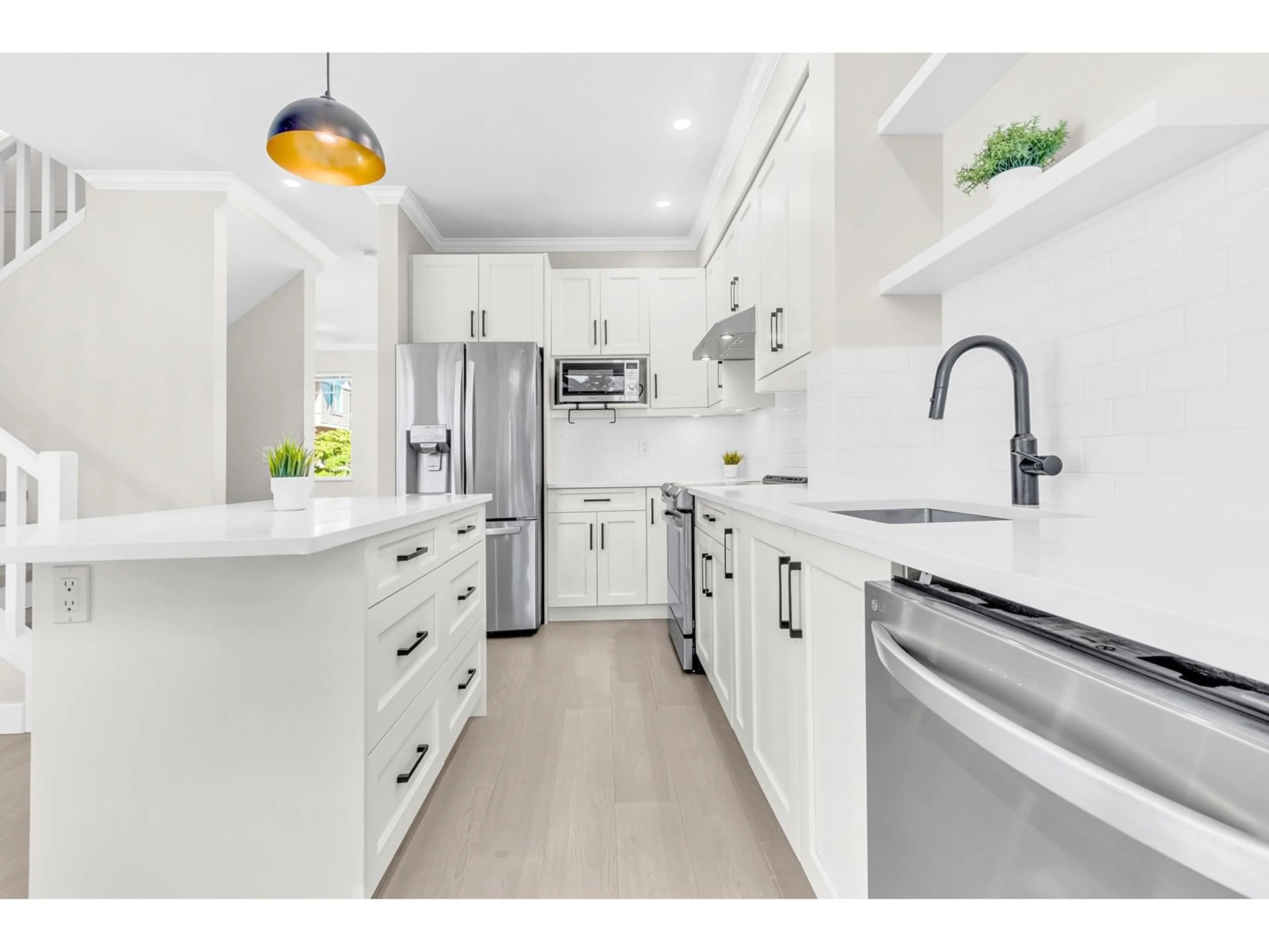 Open concept kitchen, ceramic/tile floor for 13 - 8383 159, Surrey British Columbia V4N0W2