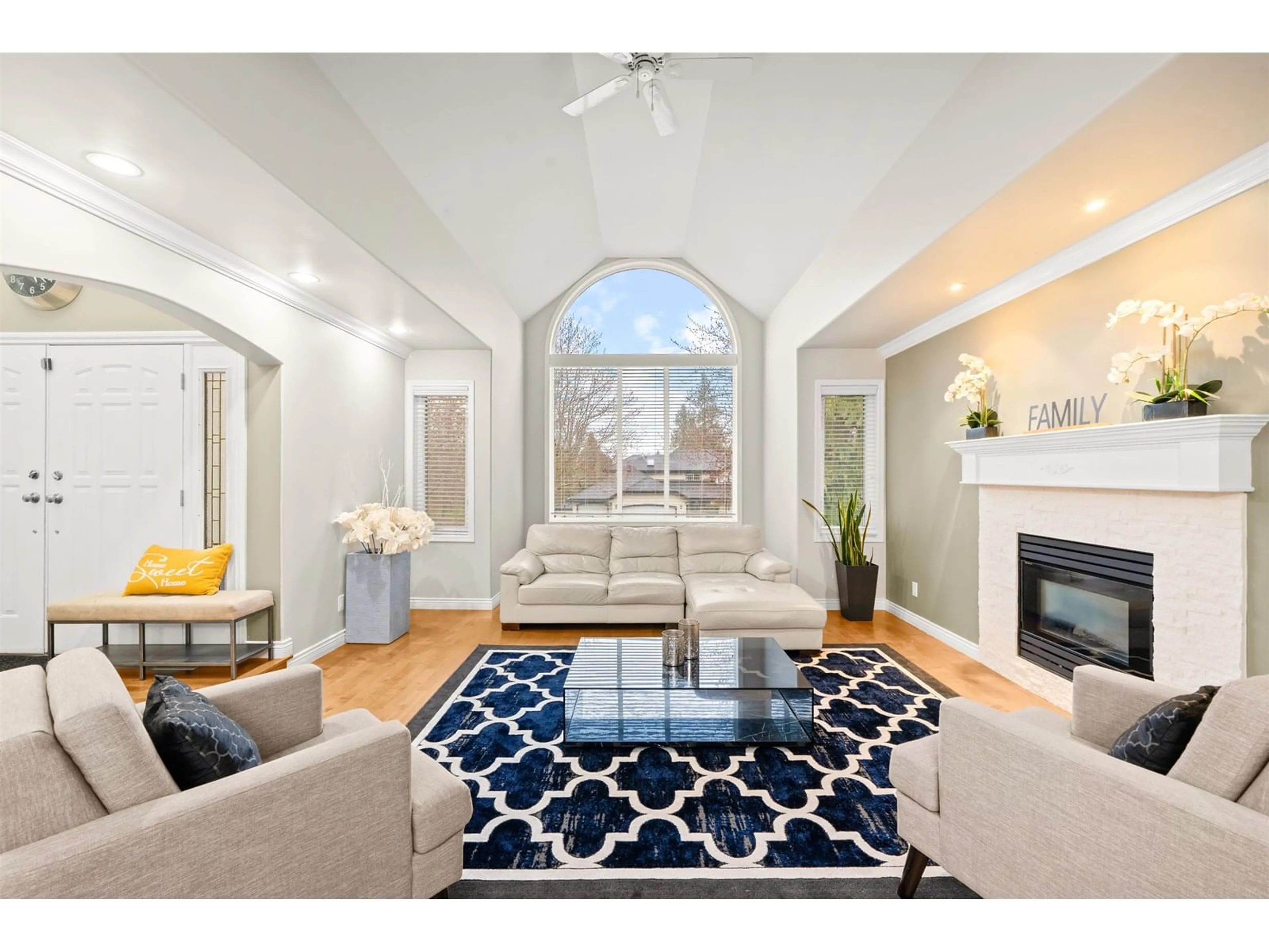 Living room with furniture, unknown for 9063 162A, Surrey British Columbia V4N3L6