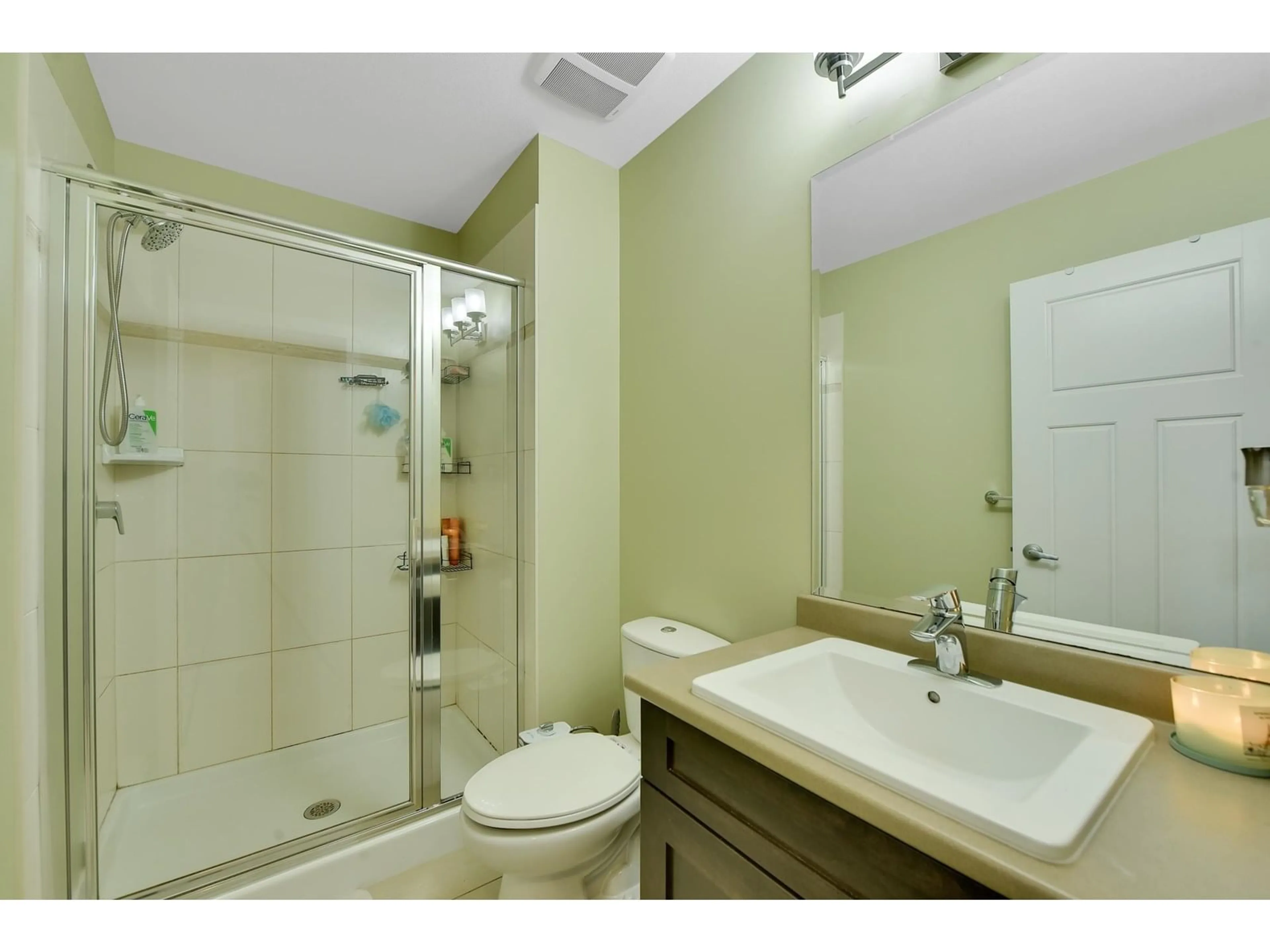 Standard bathroom, ceramic/tile floor for 76 - 6123 138, Surrey British Columbia V3X1E8