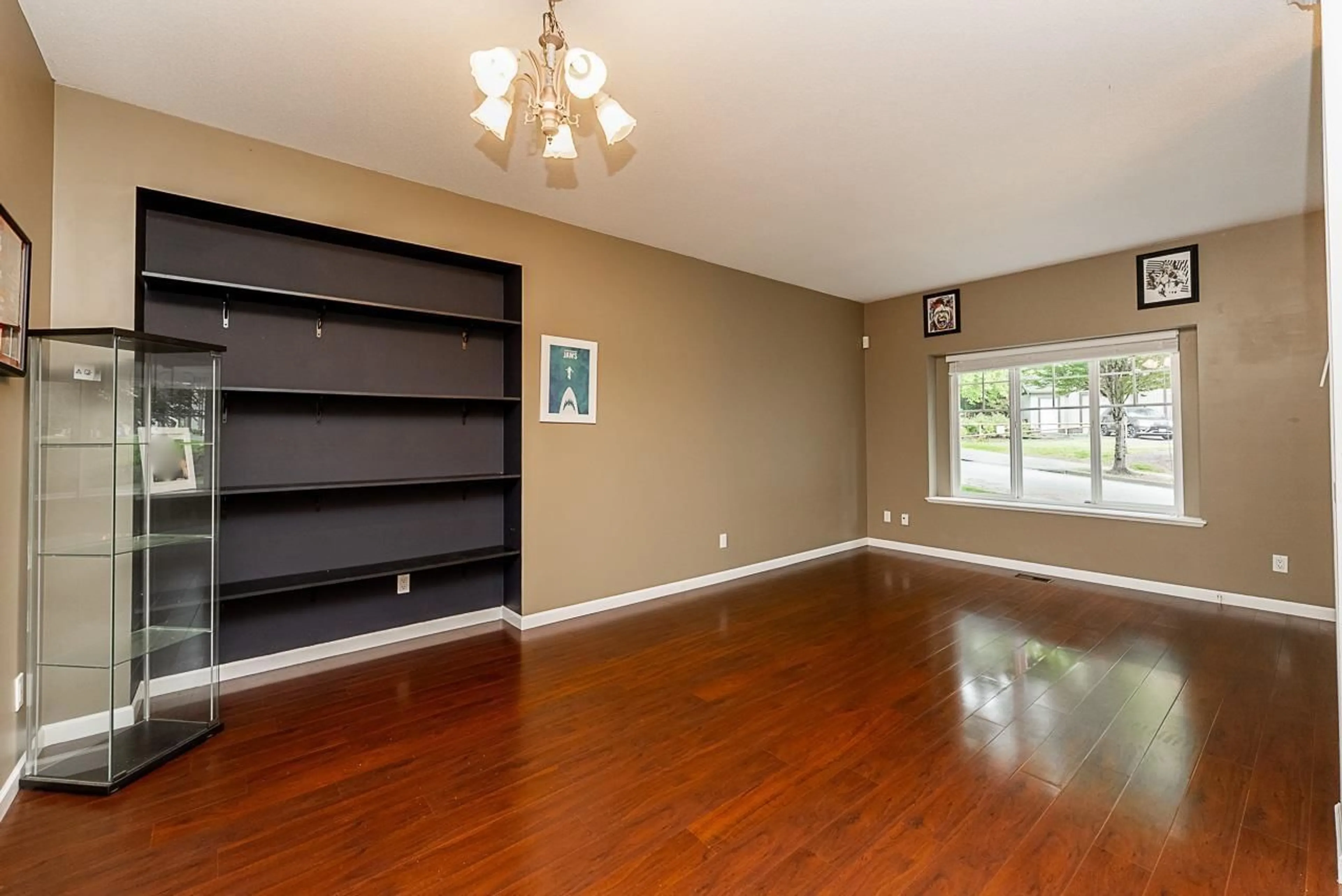 Living room with furniture, wood/laminate floor for 4389 ATWOOD, Abbotsford British Columbia V3G2Y7