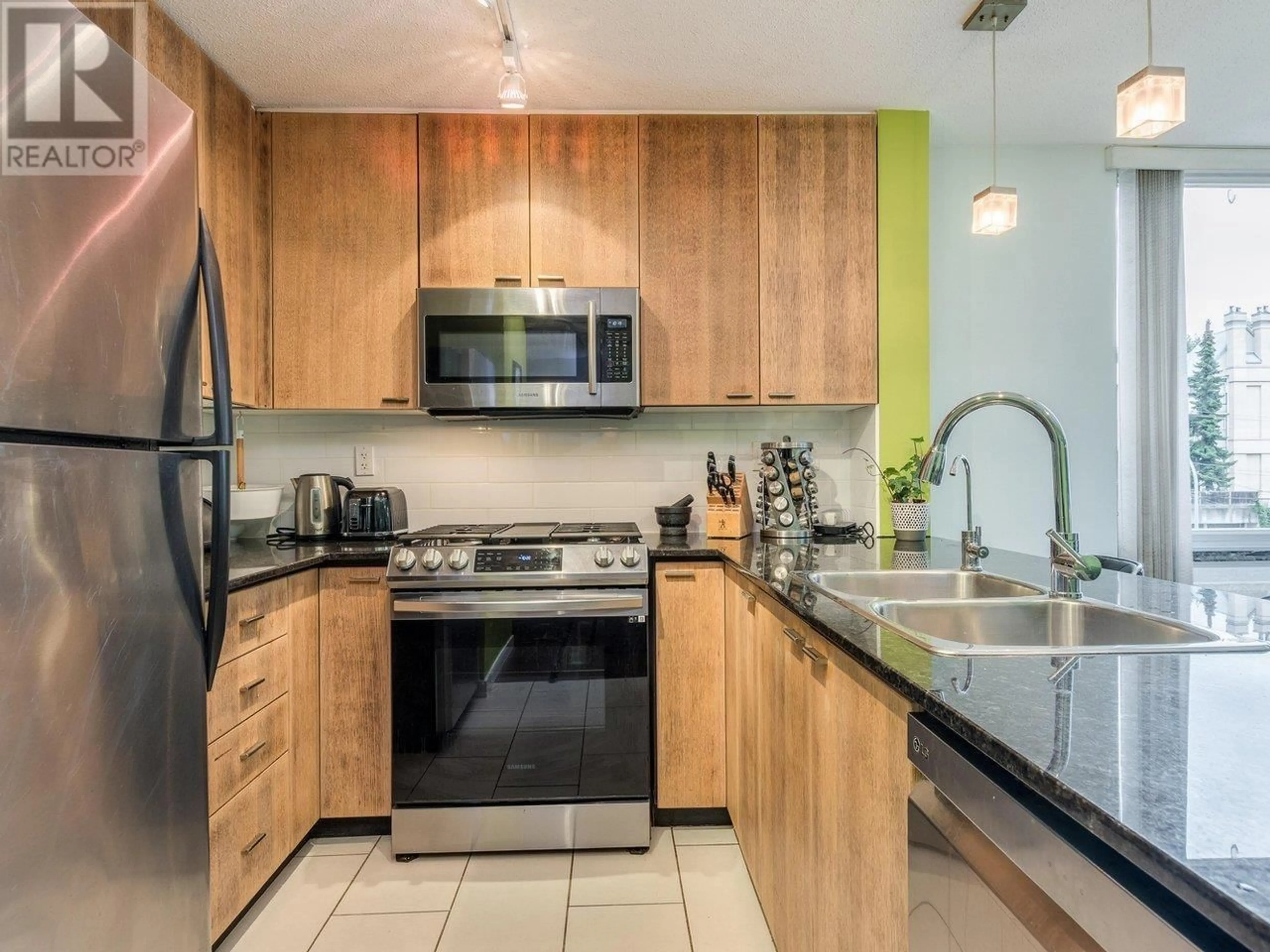 Standard kitchen, ceramic/tile floor for 501 - 39 SIXTH STREET, New Westminster British Columbia V3L0B3