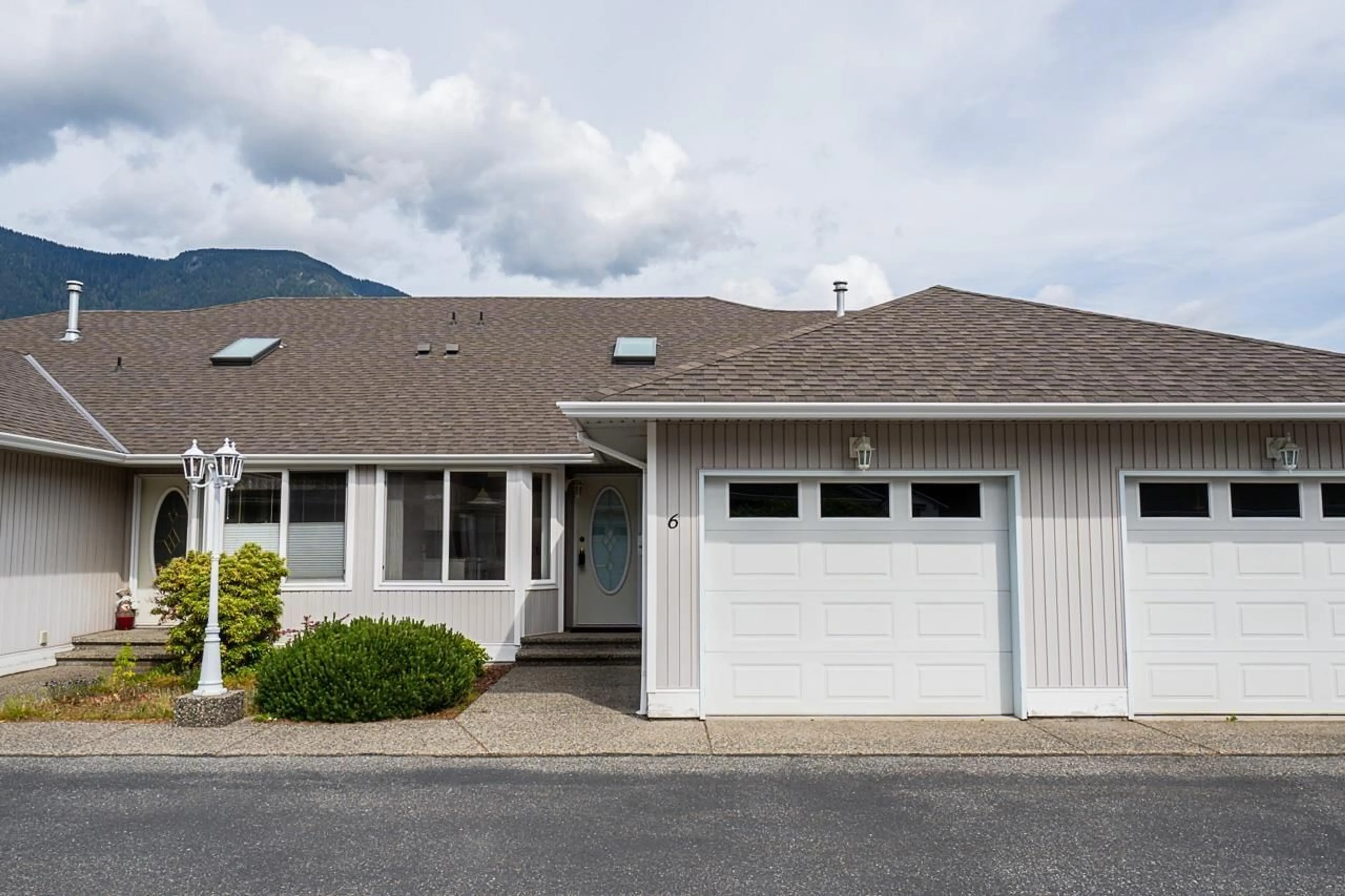Home with vinyl exterior material, mountain view for 6 - 659 DOUGLAS STREET, Hope British Columbia V0X1L4