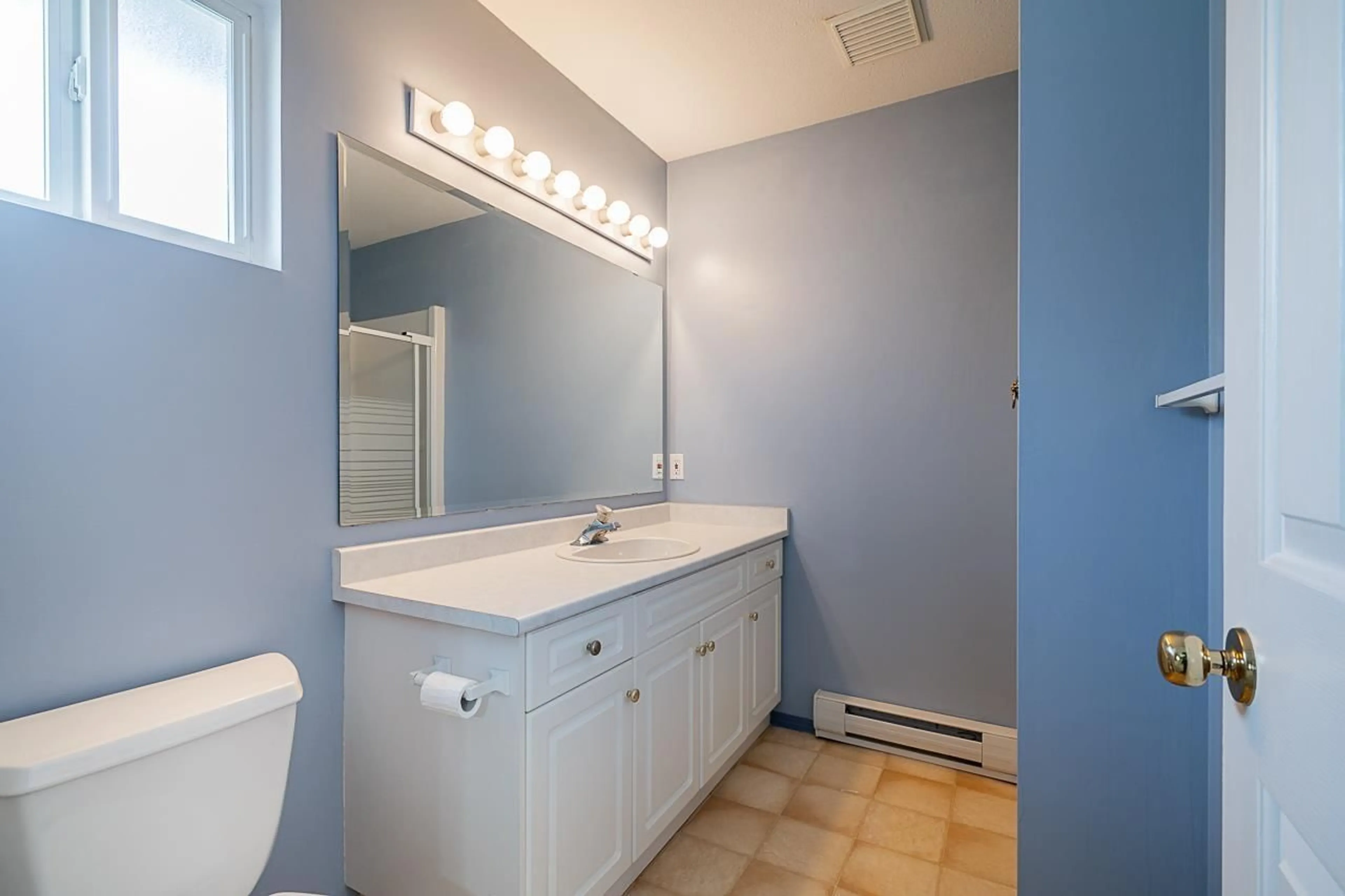 Standard bathroom, ceramic/tile floor for 6 - 659 DOUGLAS STREET, Hope British Columbia V0X1L4