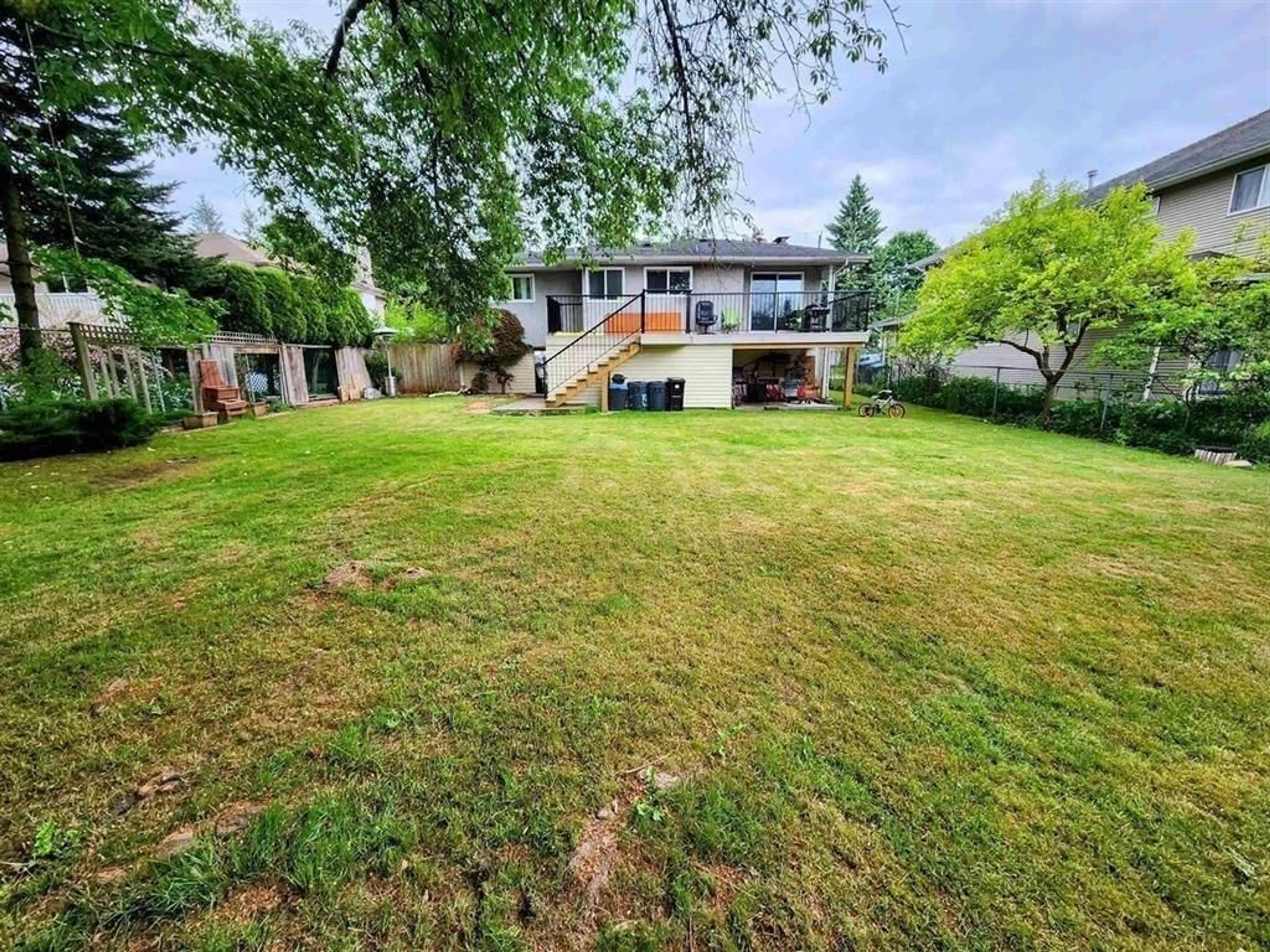 A pic from outside/outdoor area/front of a property/back of a property/a pic from drone, water/lake/river/ocean view for 14995 BLUEBIRD, Surrey British Columbia V3R4T8